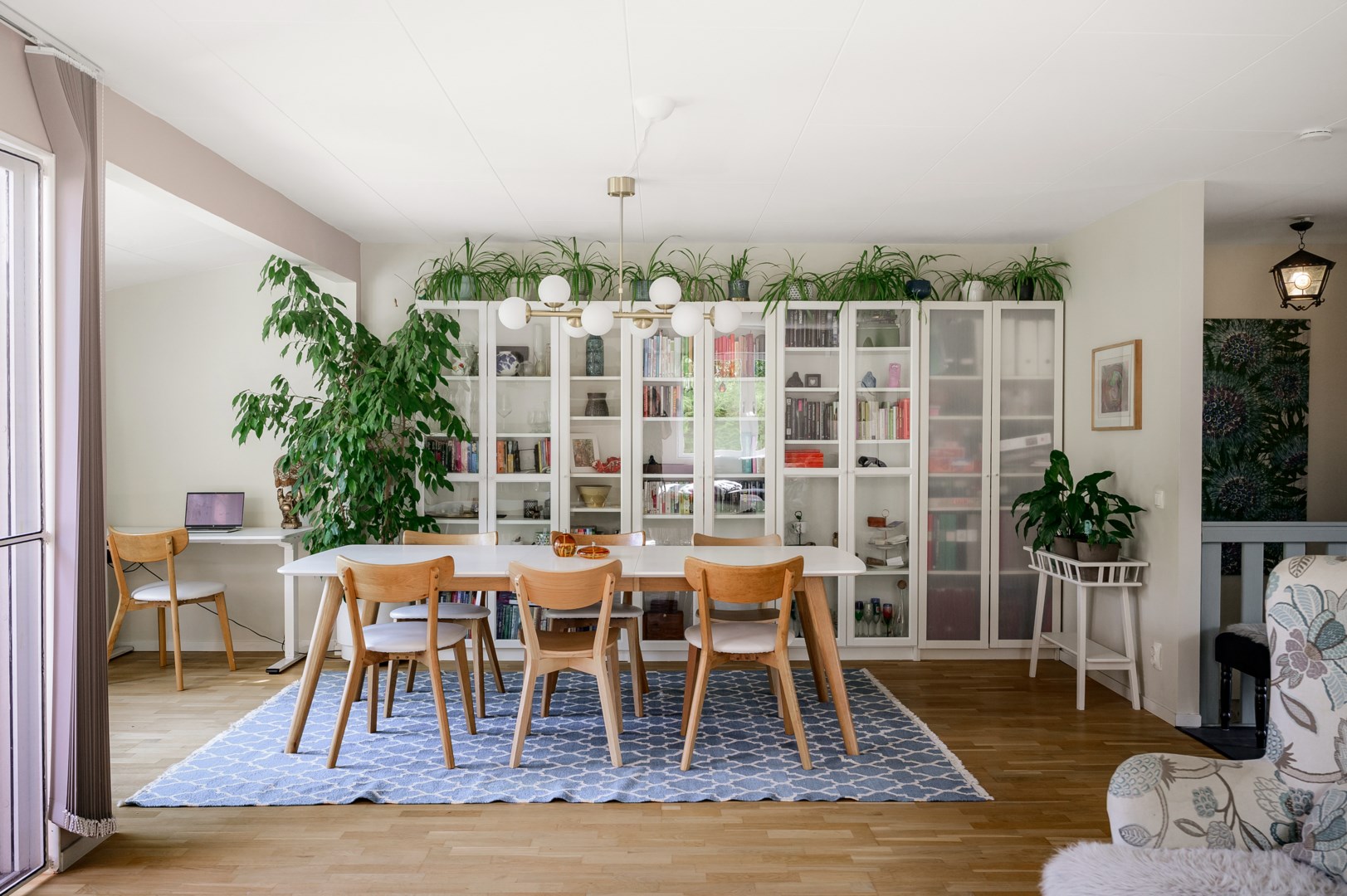 Matsalsdel i vardagsrummet med ljusinsläpp via burspråk.