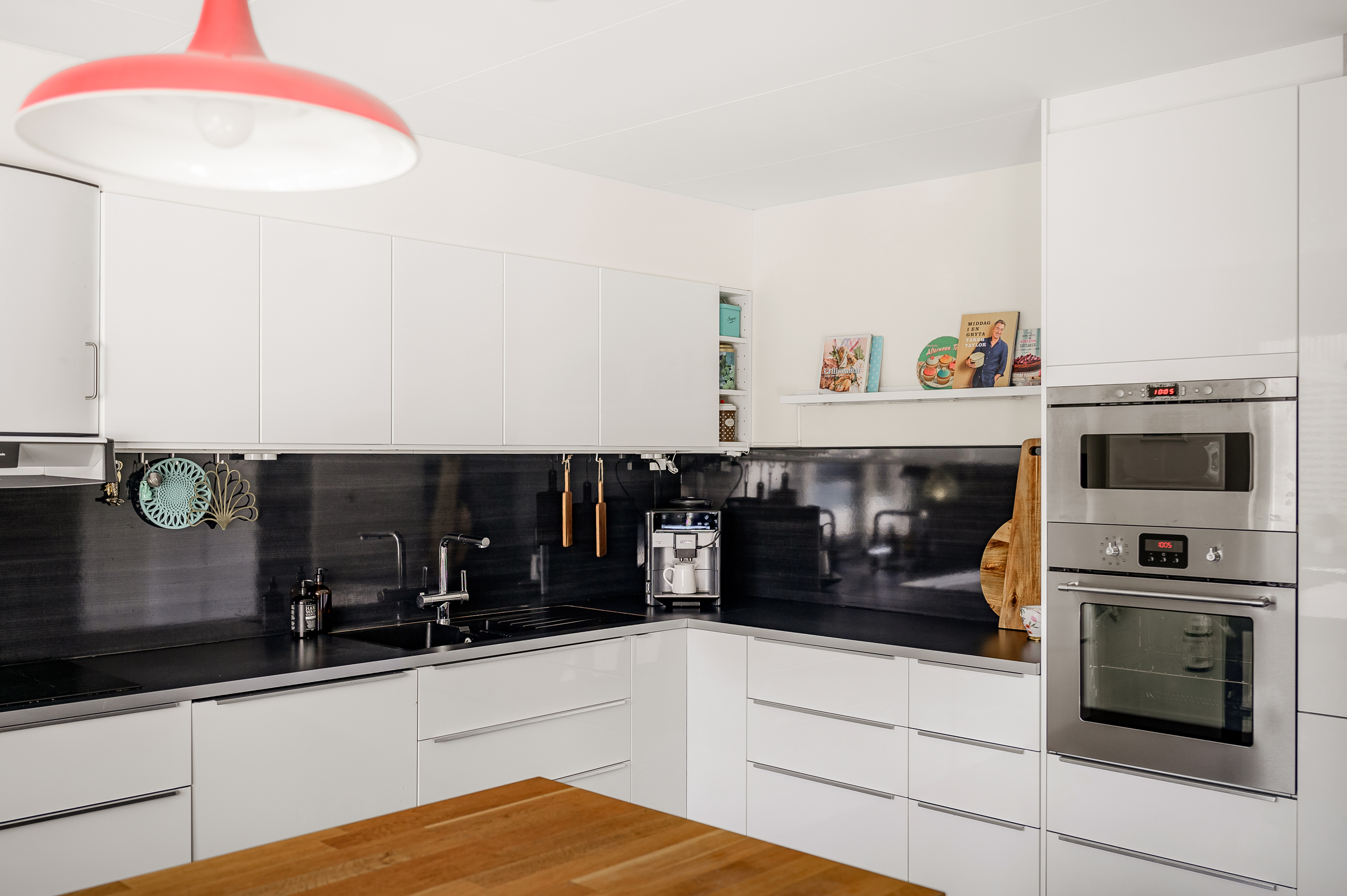 Full maskinell utrustning inklusive dubbla kyl/frysar.