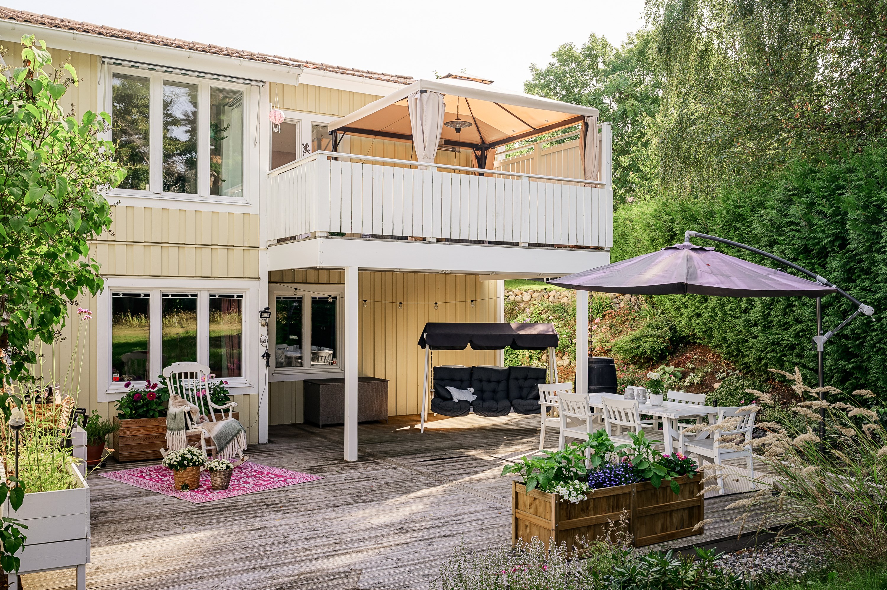 Hörnläge med altan och balkong i rakt västerläge.