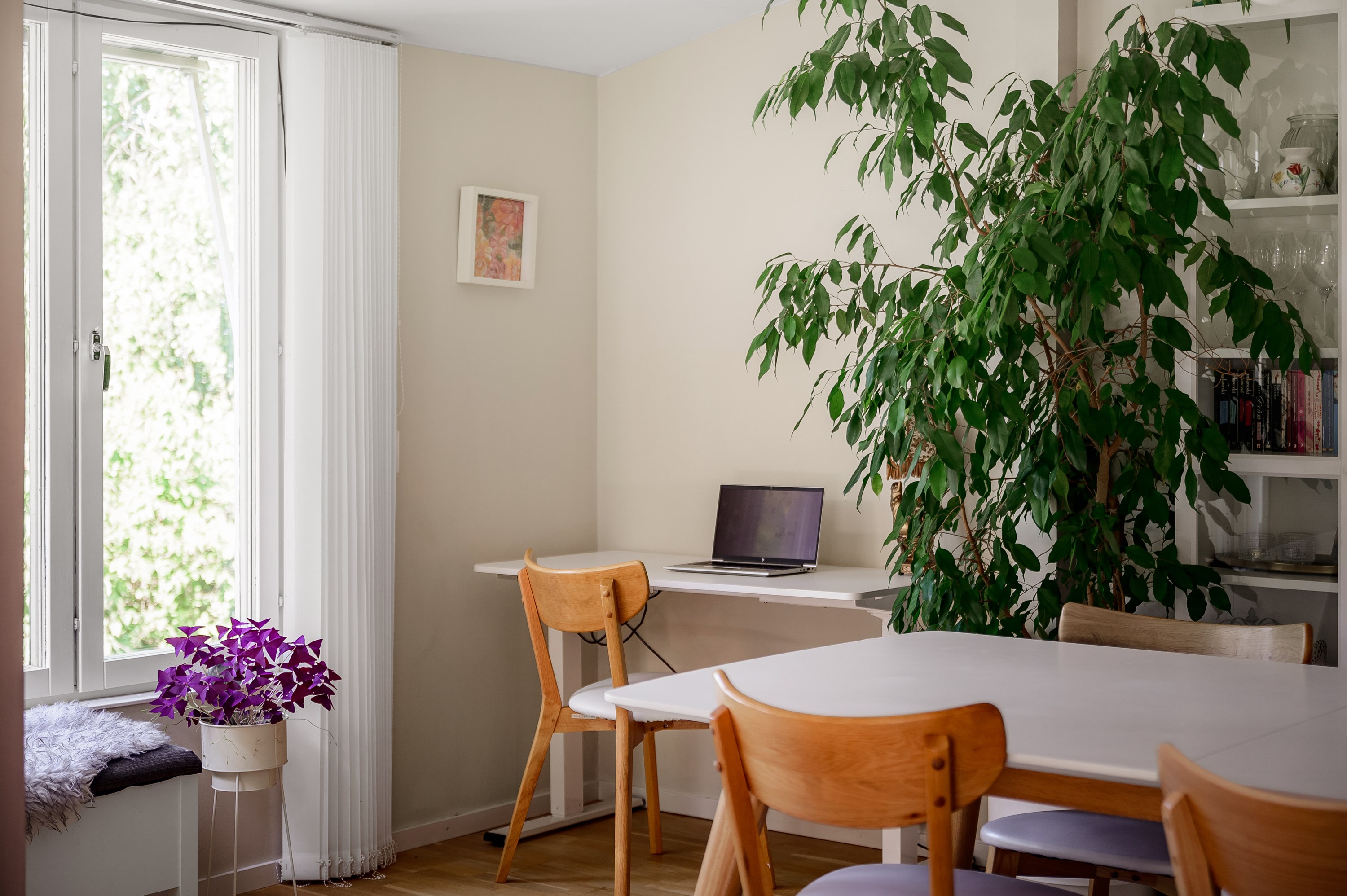 Burspråk med kontors-/läshörna.