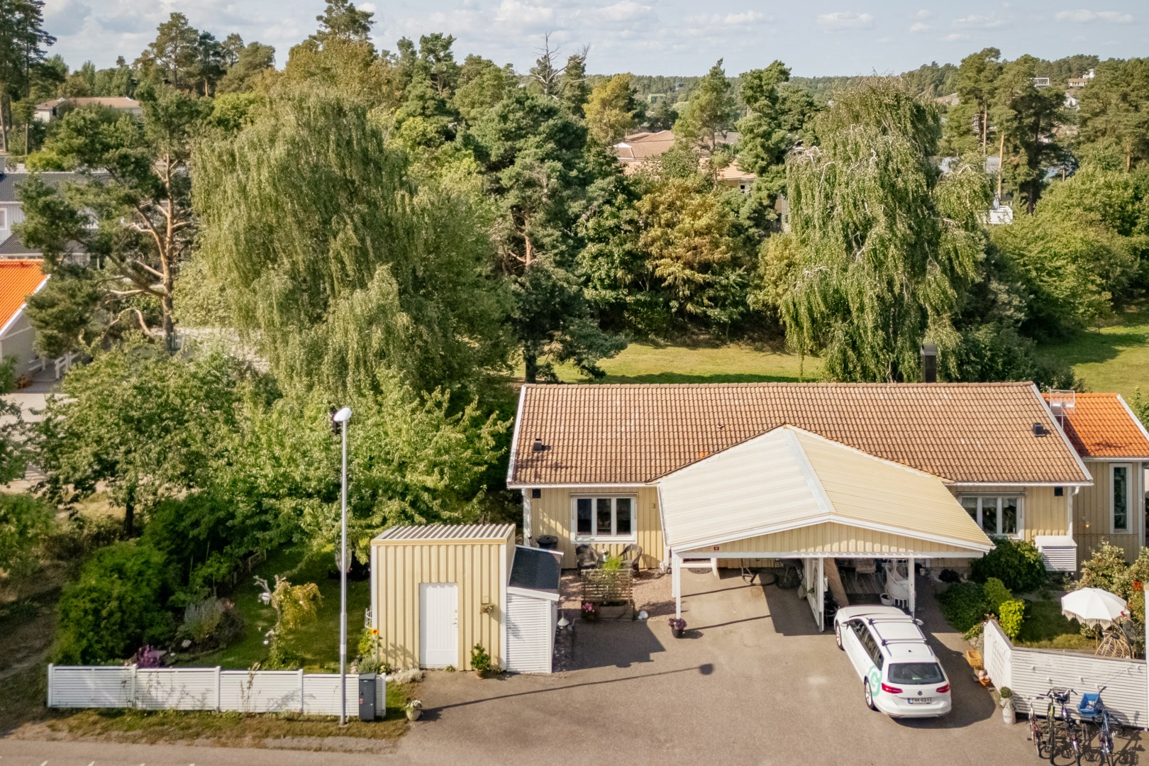 Bilen parkeras bekvämt rakt utanför ytterdörren.