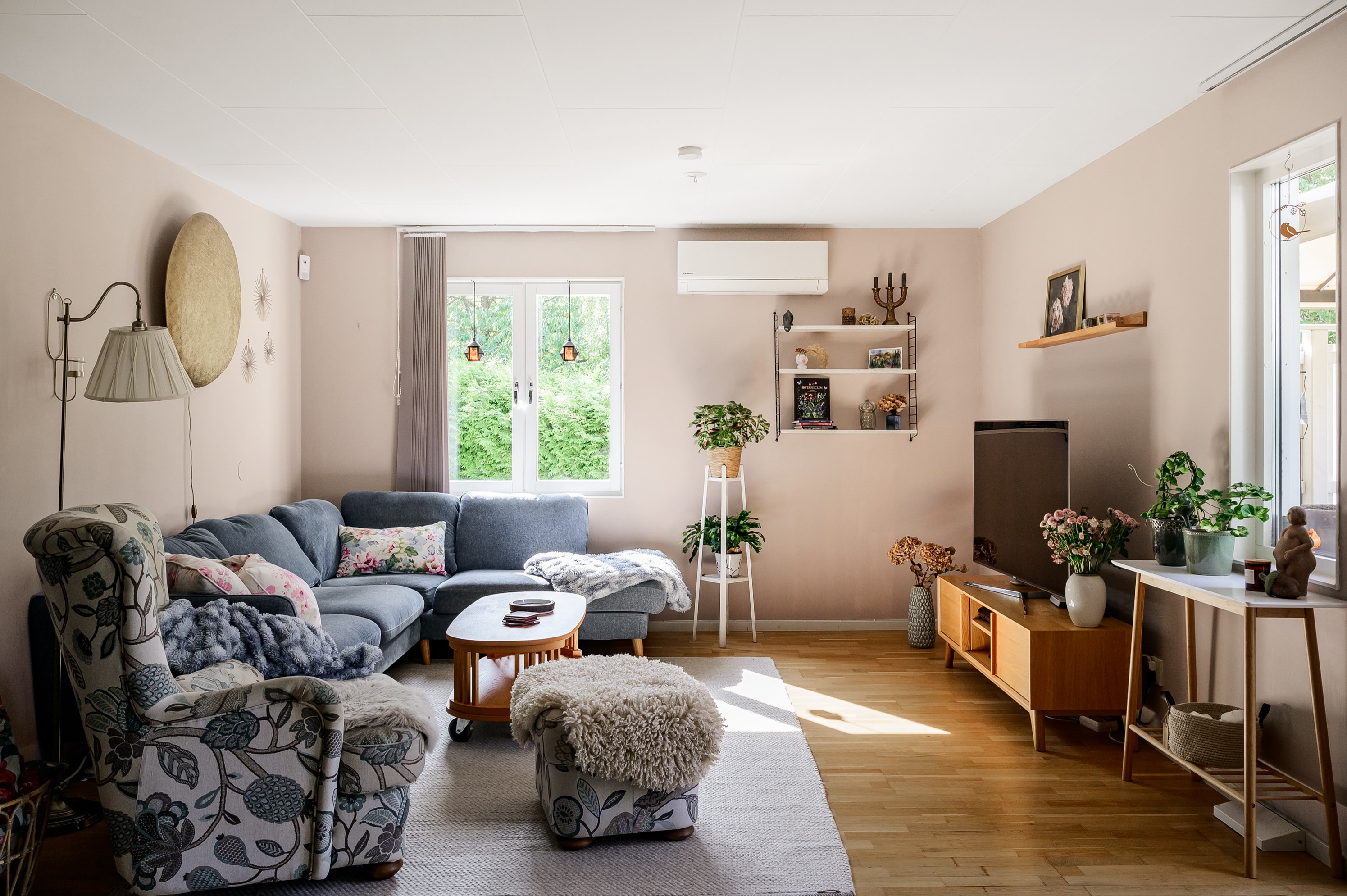 Luftig vardagsrumsdel med ljusinsläpp i söder och väster.