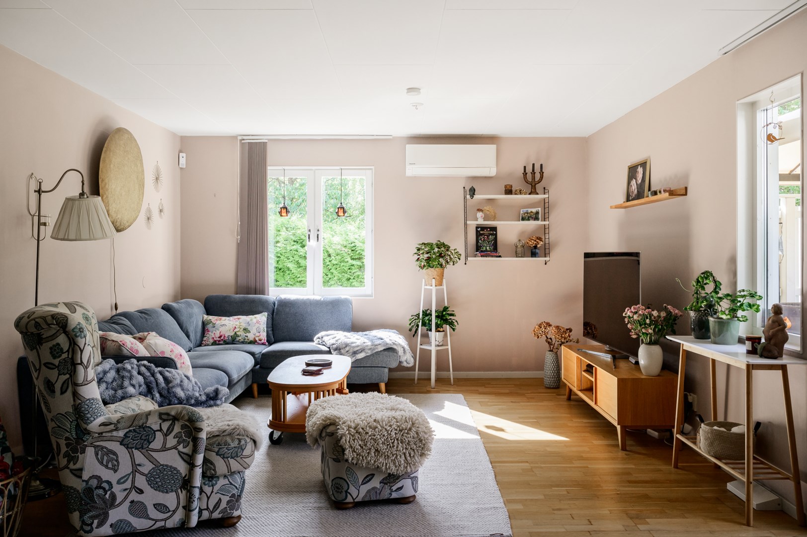 Luftig vardagsrumsdel med ljusinsläpp i söder och väster.