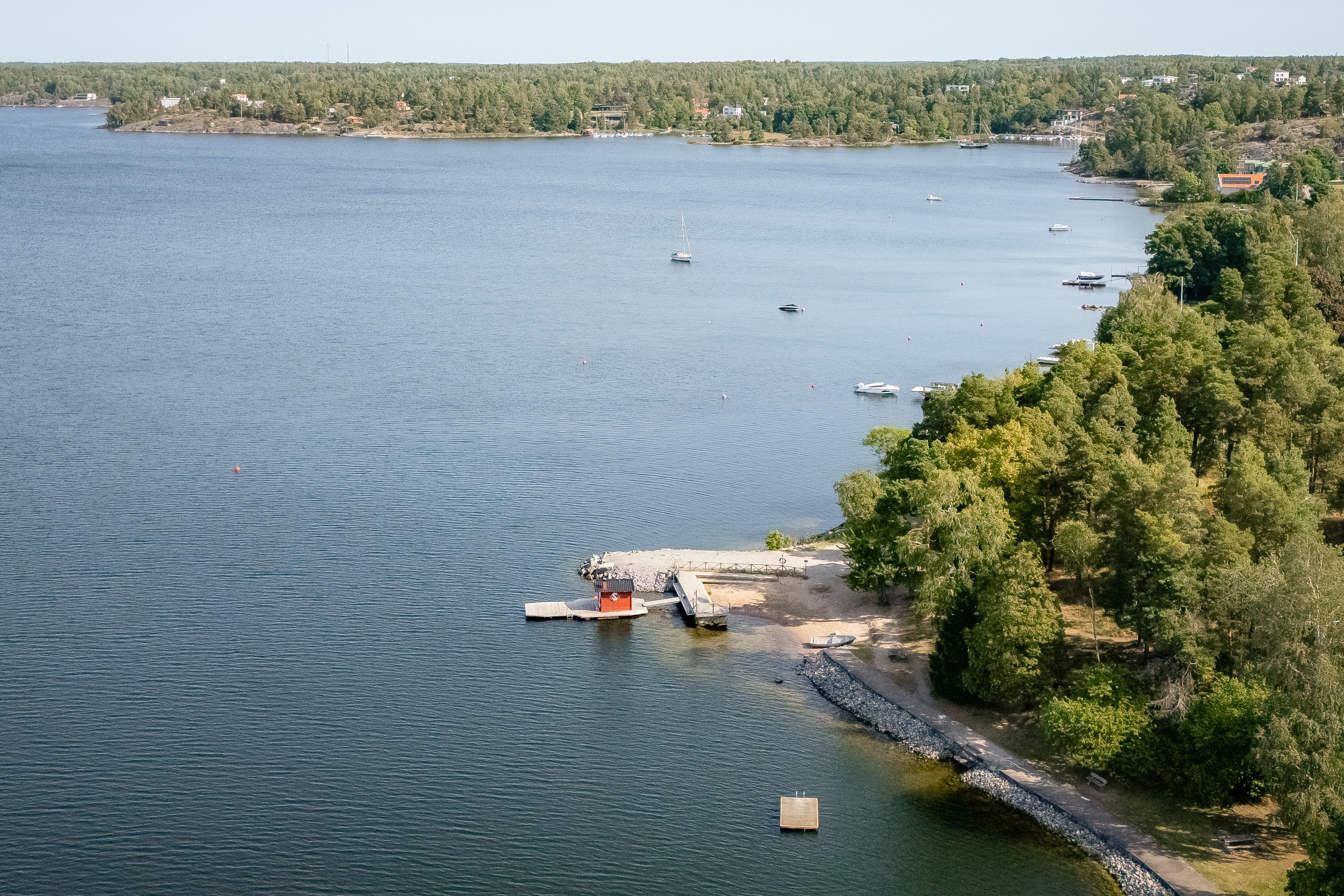 Kort promenad till områdets badplats med bastuflotte.