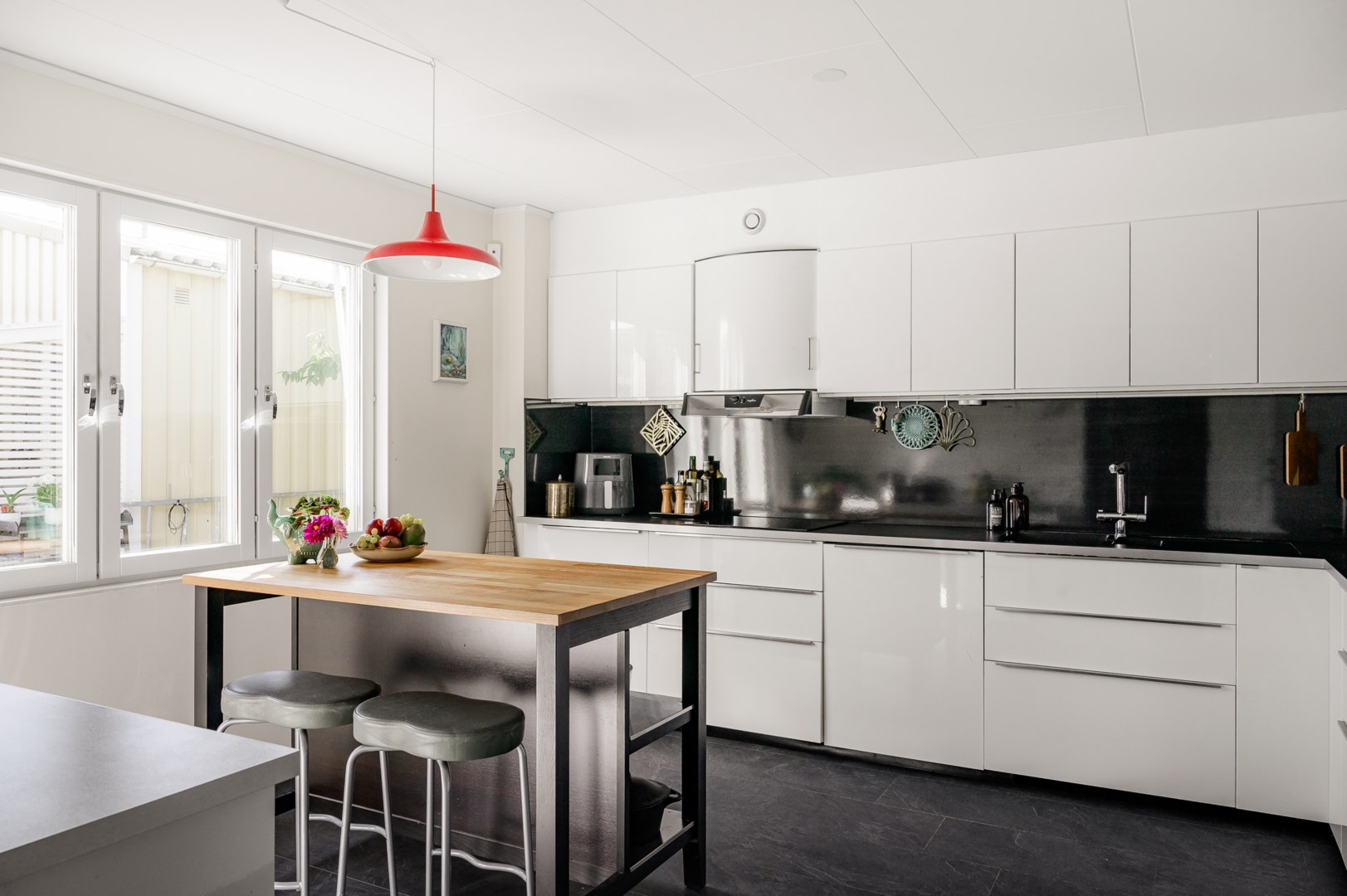 Rymligt kök med bra plats för matplats.