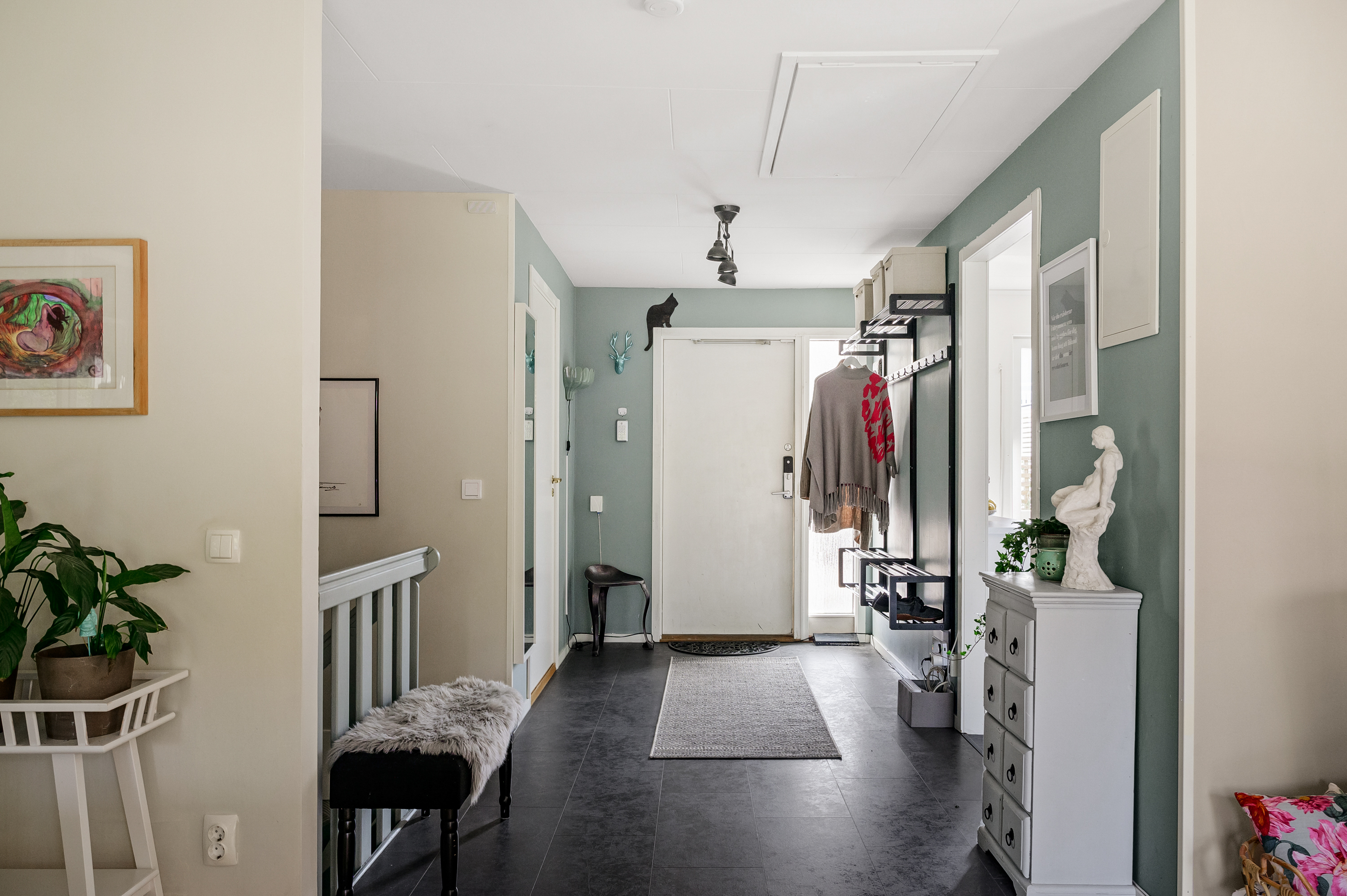 Entréhallen i vinkel från vardagsrummet. Badrum till vänster, kök till höger. 