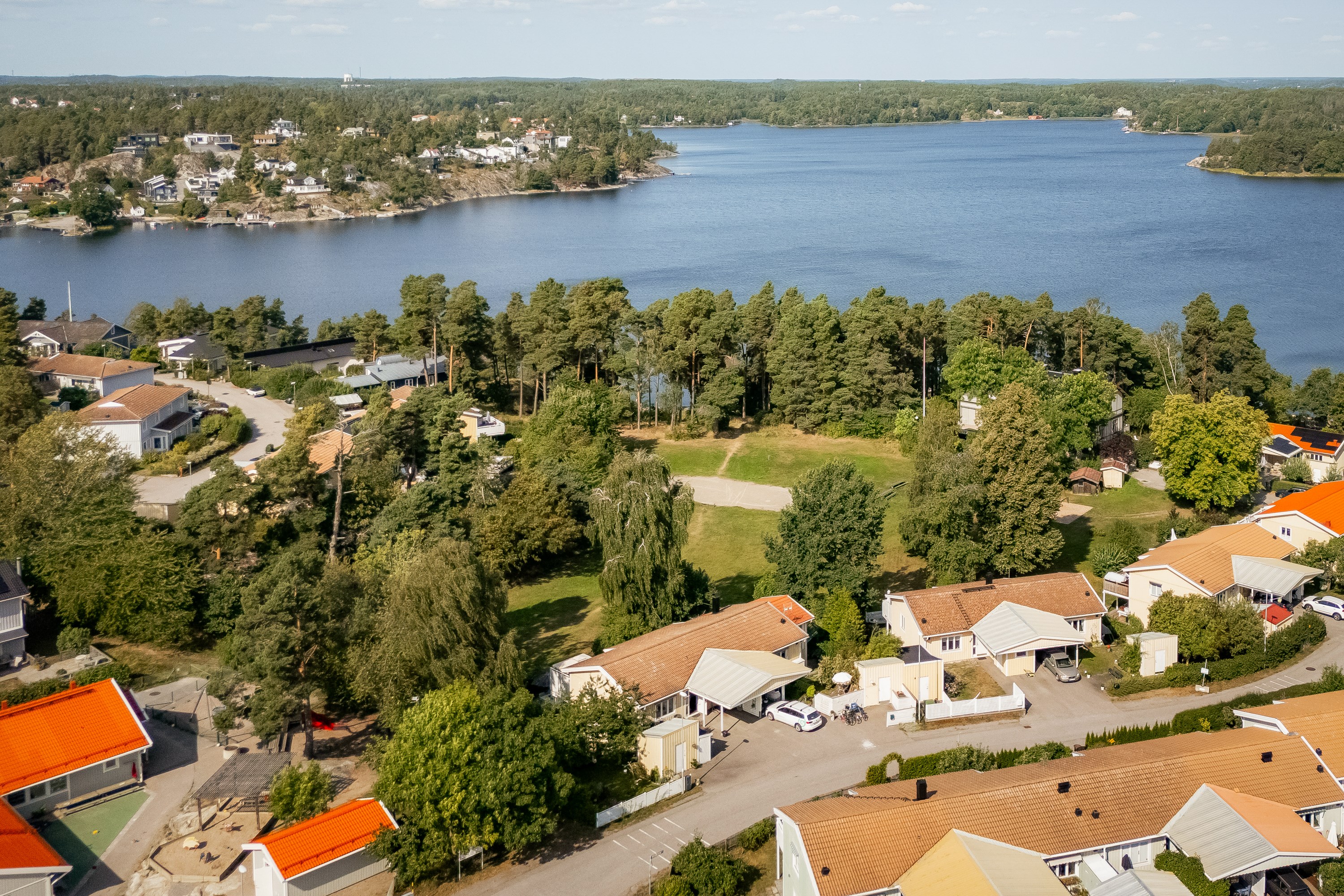 Parhus med sjönära läge i barnvänligt område.