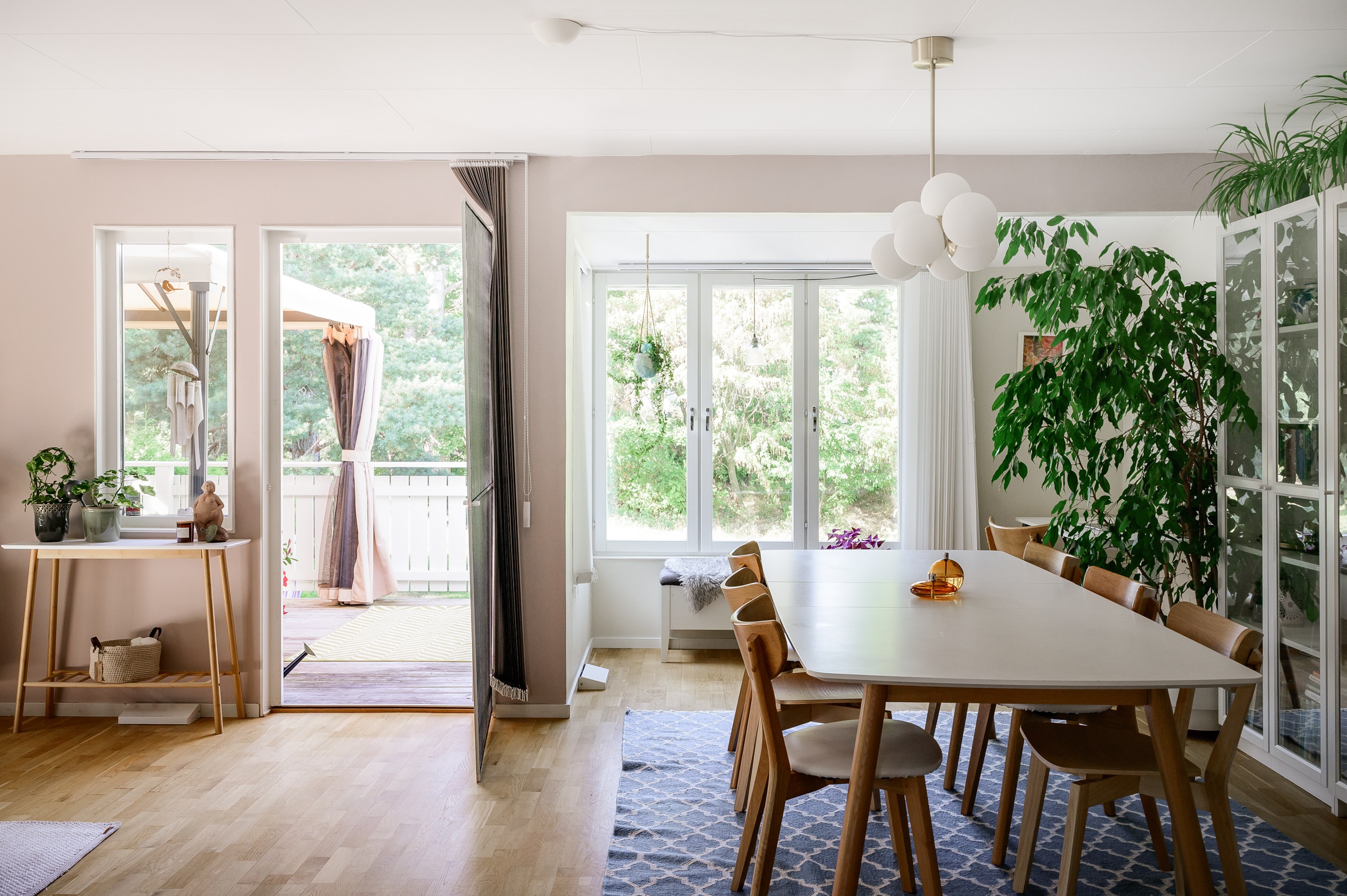 Vardagsrum med utgång till balkong i väster.