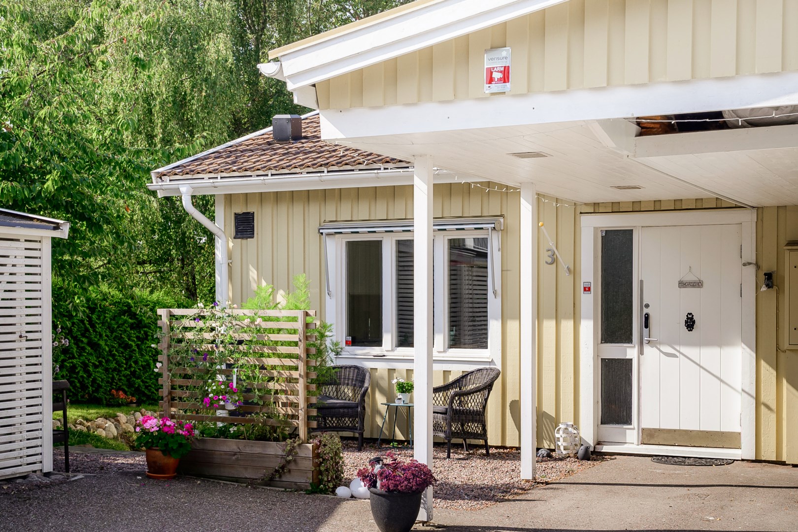 Uteplats med morgonsol på husets framsida.