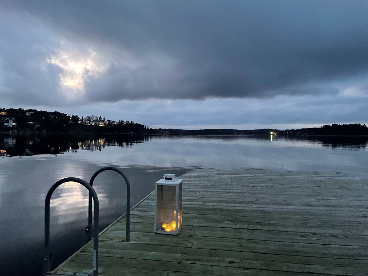 Kvällsvy från bastuflotten - säljarnas bild.