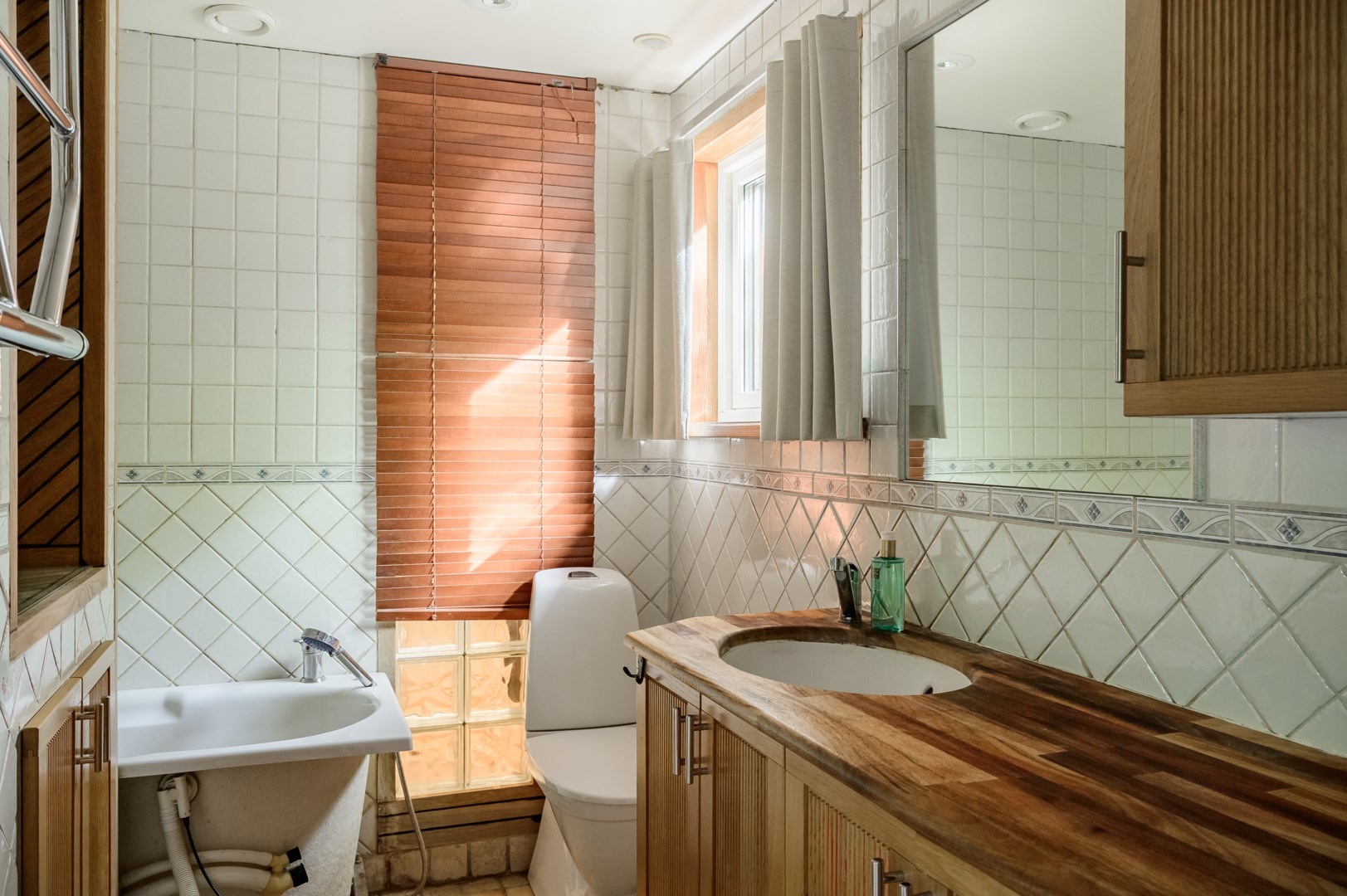 Badrum som nås via sovrummet.