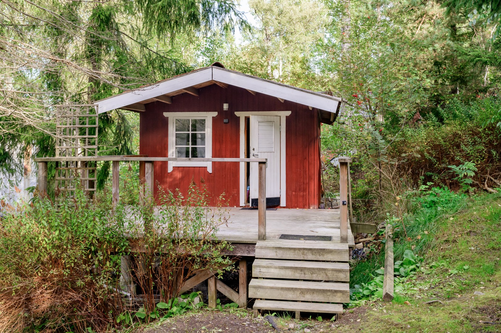 Friggebod med egen infart öster om huset.