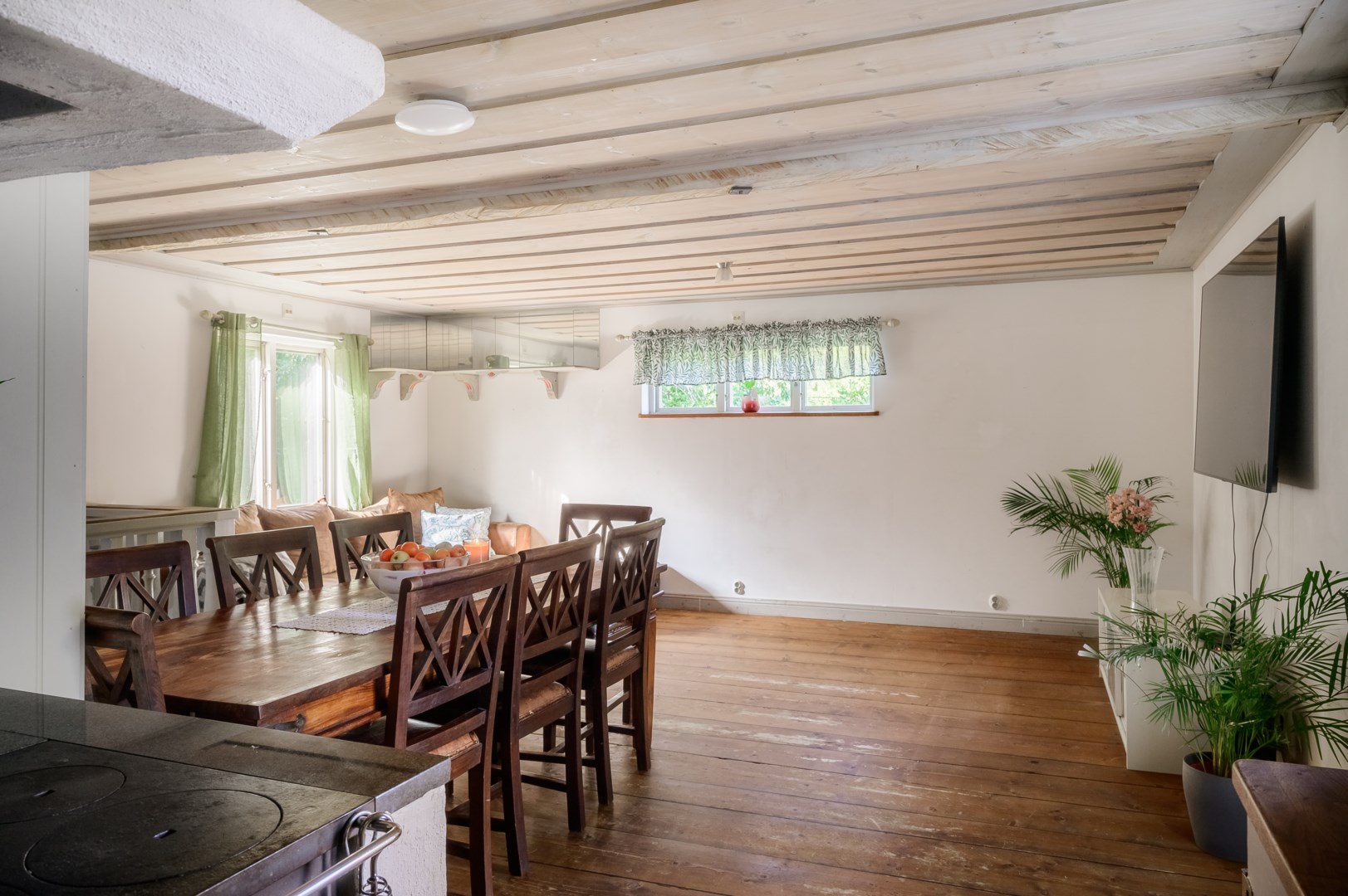 Matplats och vardagsrum i vinkel från köket.