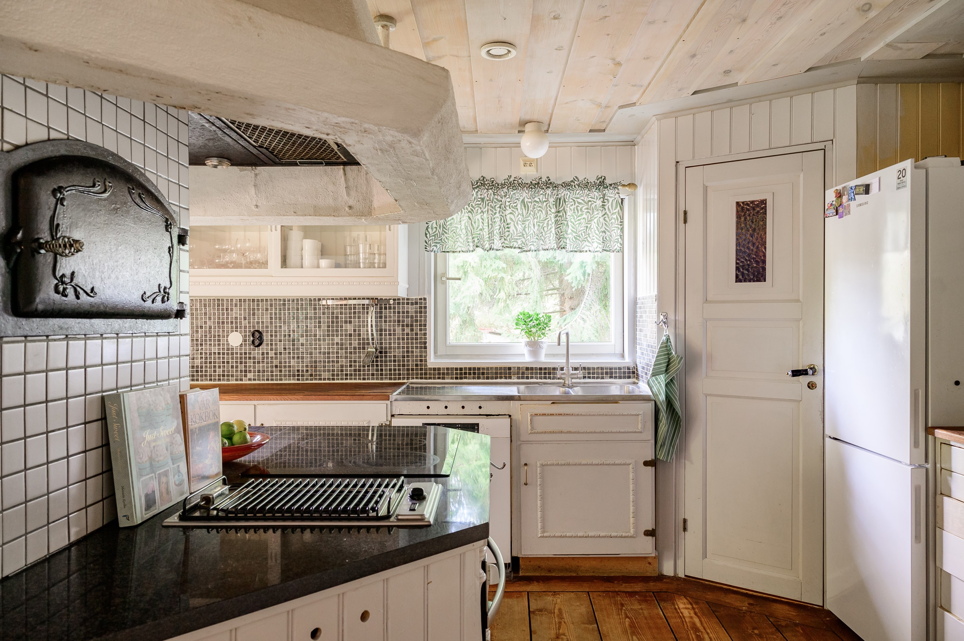 Kök med vedeldad spis & skafferi.