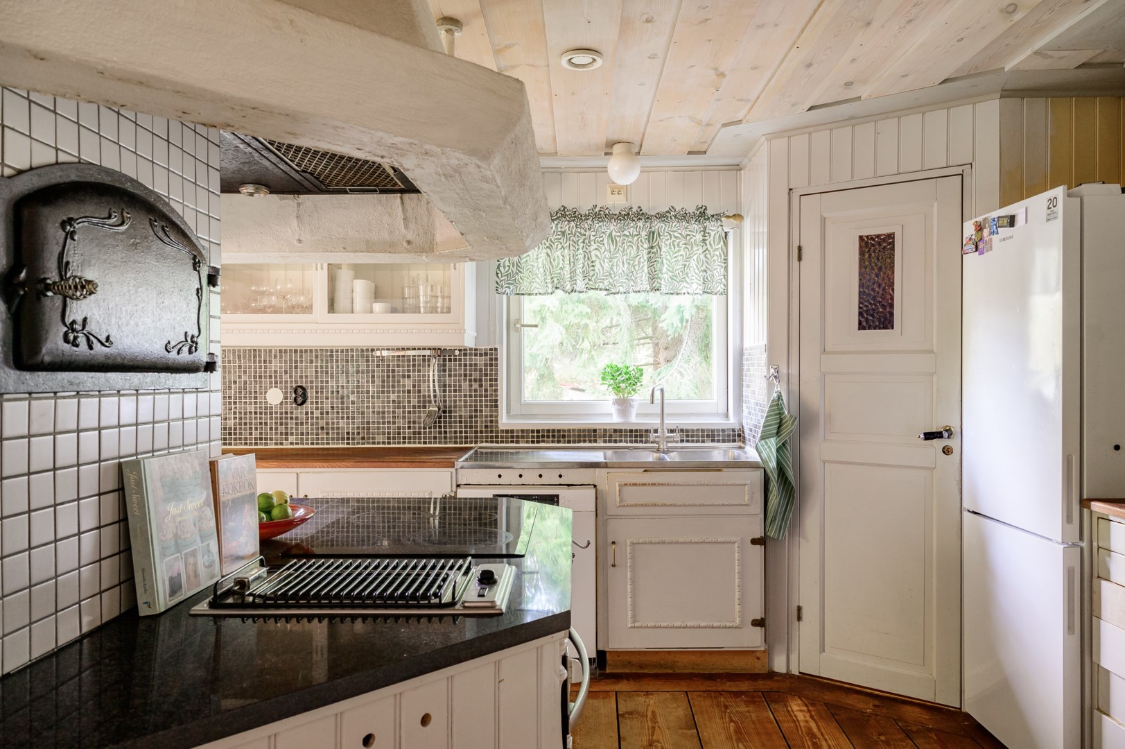 Kök med vedeldad spis & skafferi.