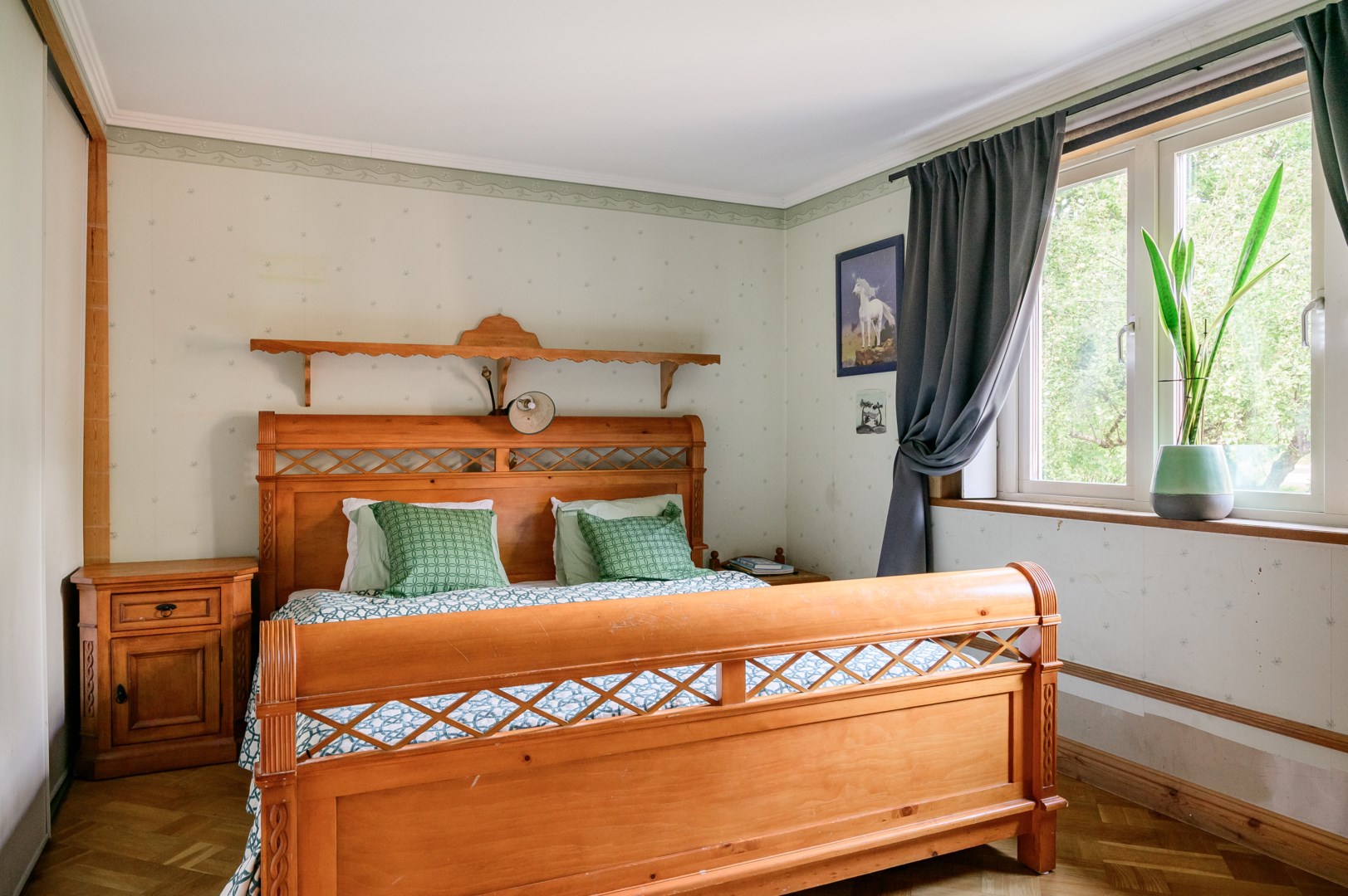 Sovrum med eget anslutande badrum.