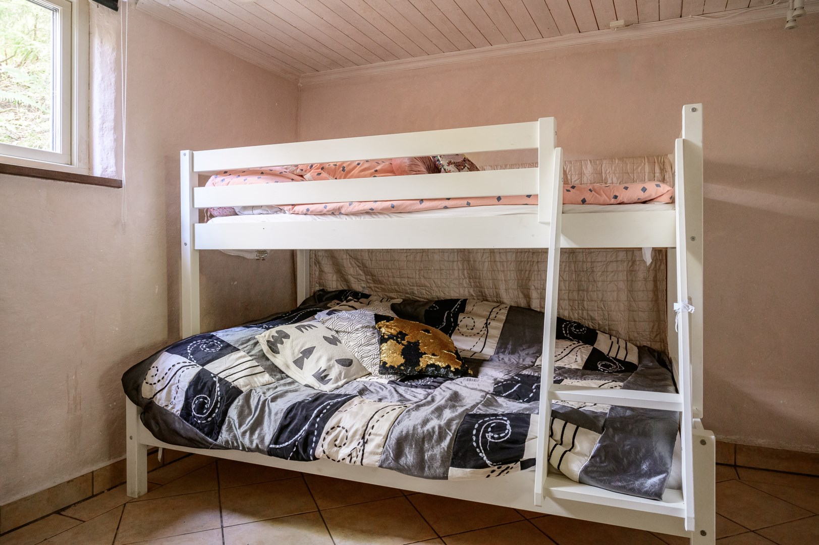 Rum / sovrum innanför tvättstugan på källarplanet.