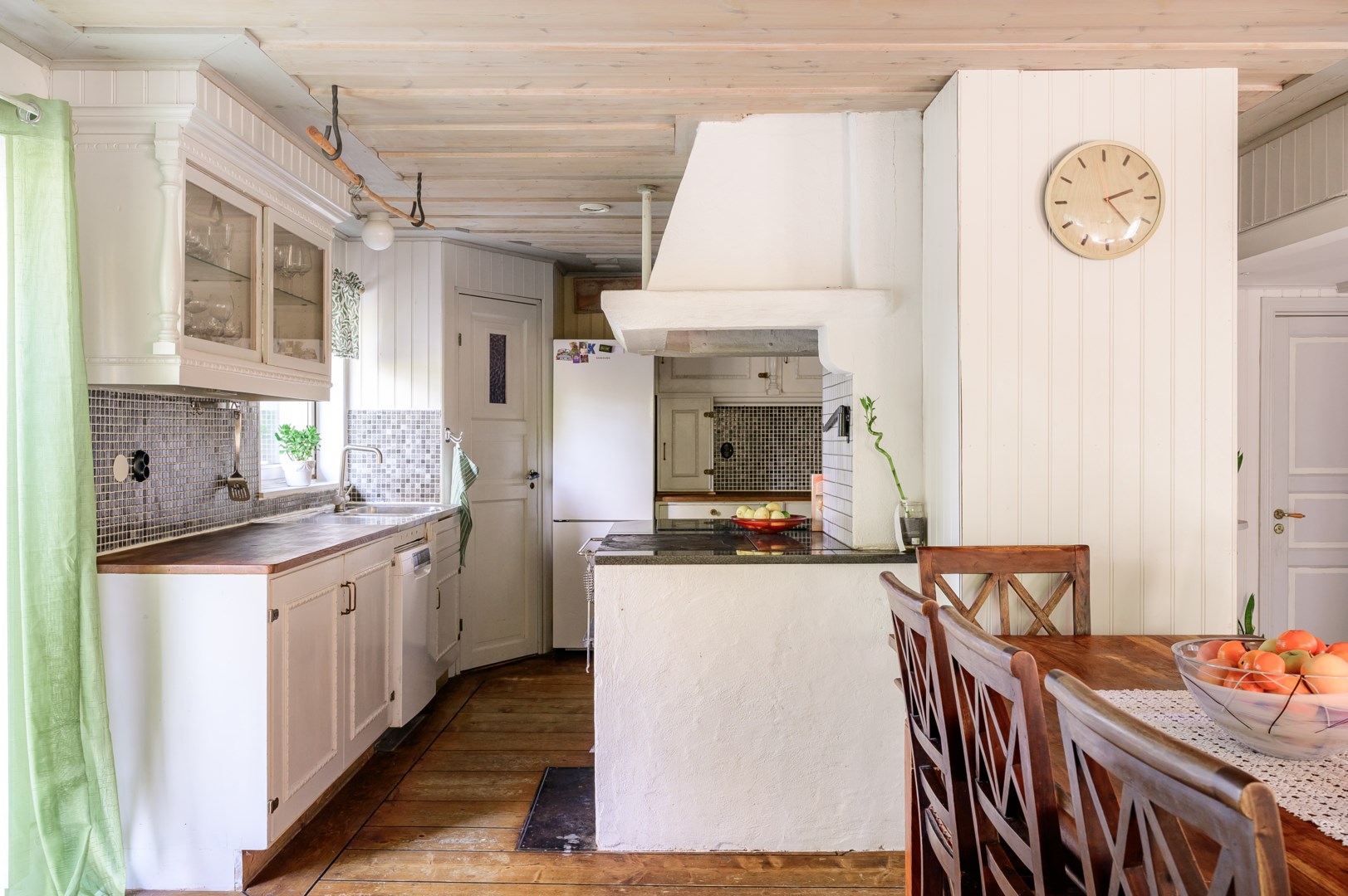 Köket i vinkel från vardagsrummet - utgången till altanen skymtar till vänster.