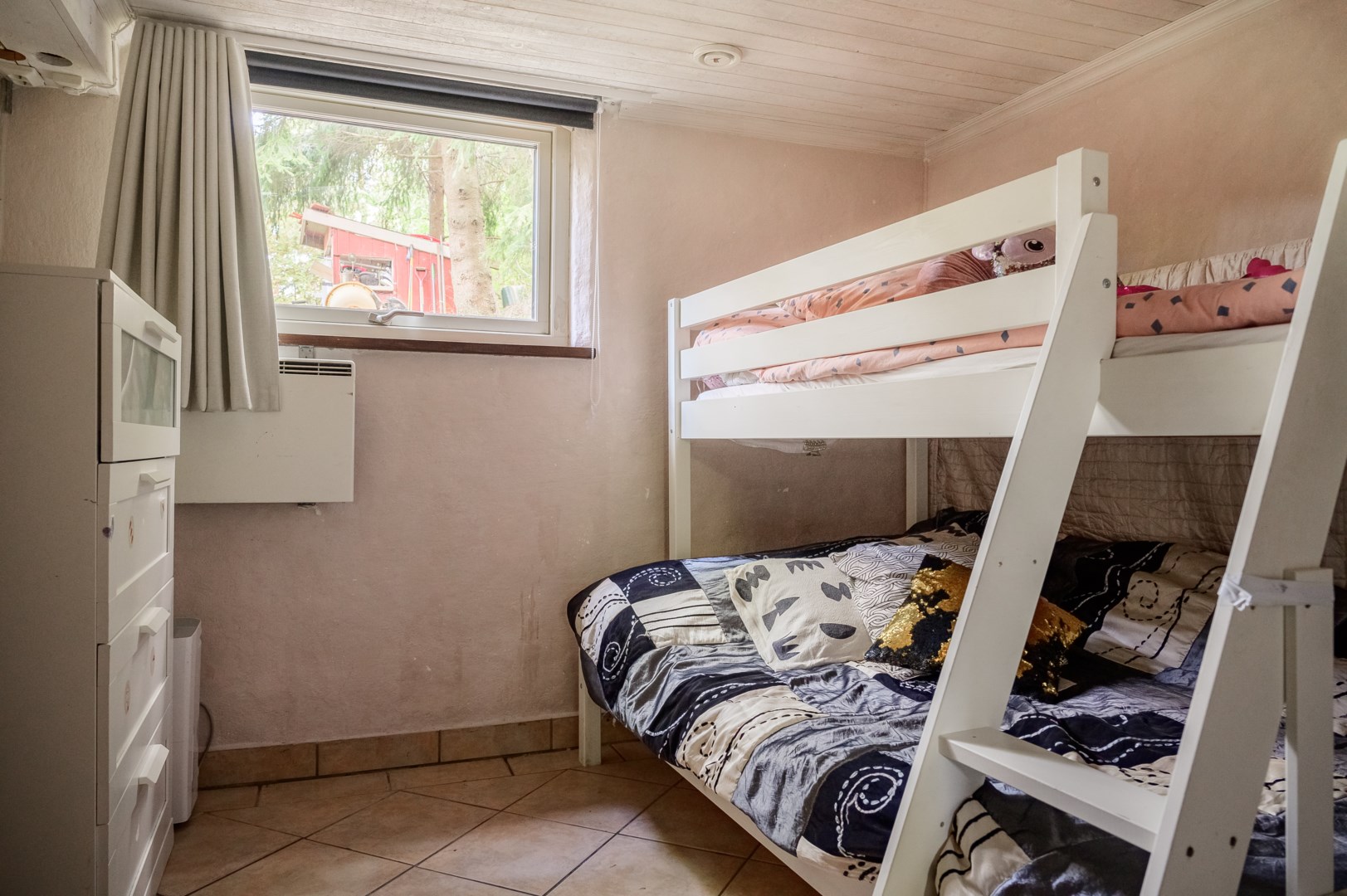 Rum / sovrum innanför tvättstugan källarplan.