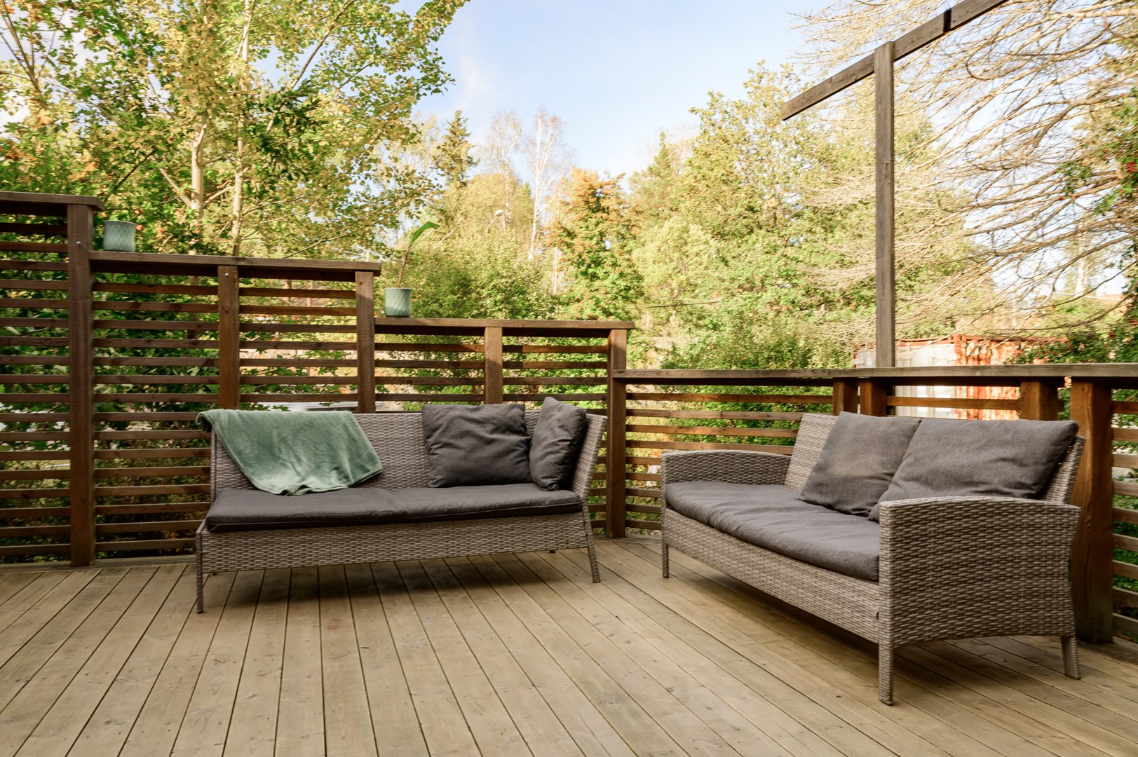 Altan i anslutning till kök/vardagsrum.