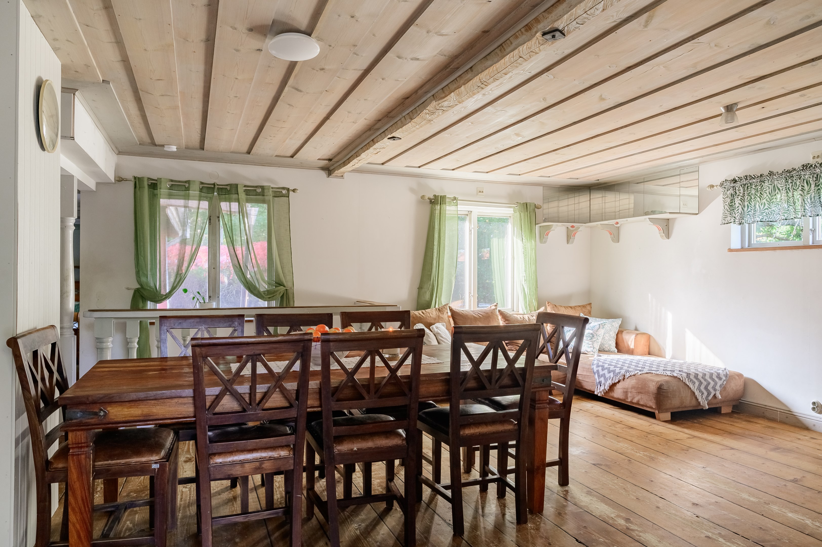 Matplats med anslutande vardagsrumsdel.