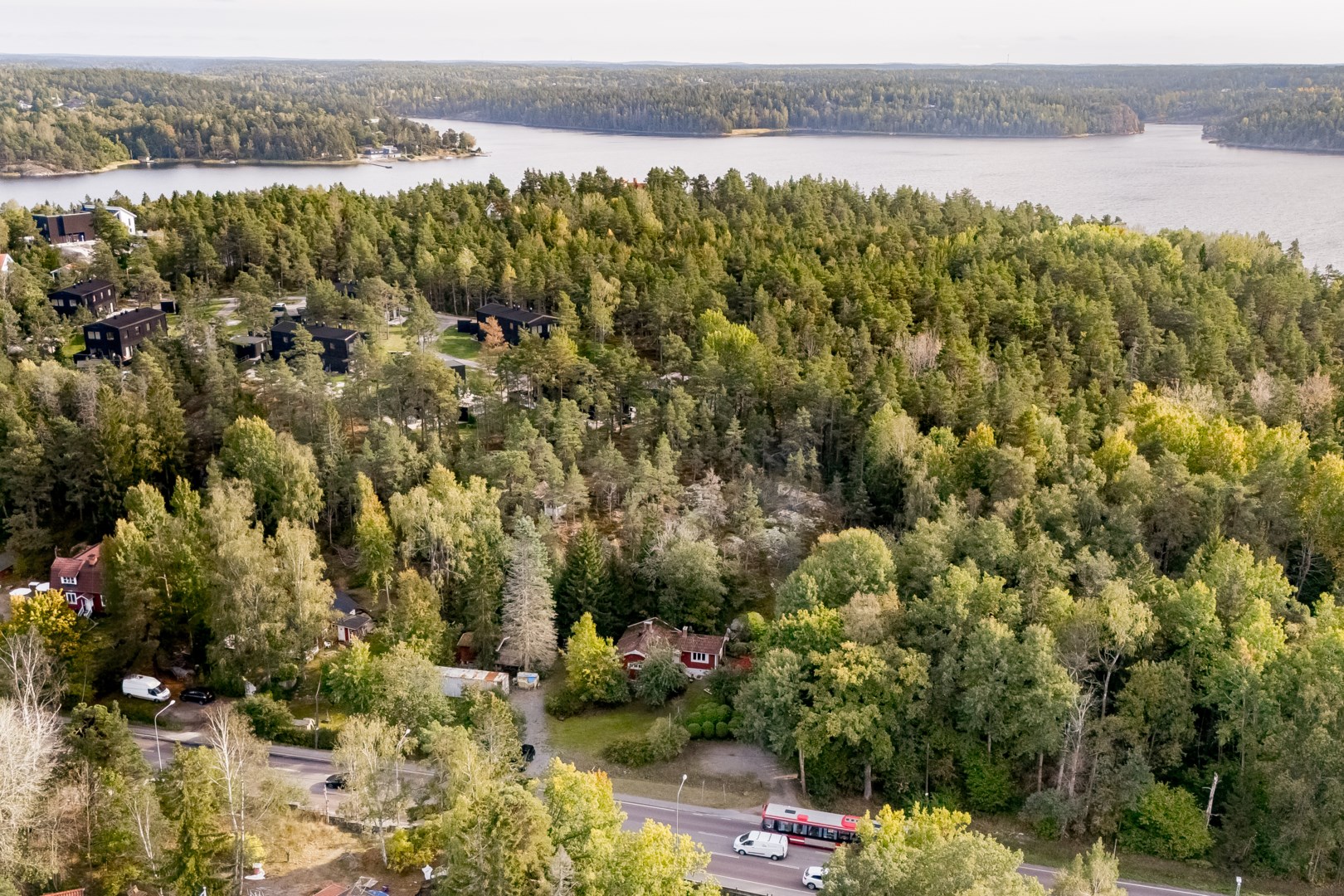 Fastigheten i vinkel från Skärgårdsvägen i norr.
