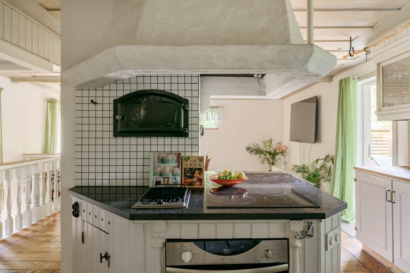 Köket i vinkel mot matplats & vardagsrum - utgång till altan till höger.