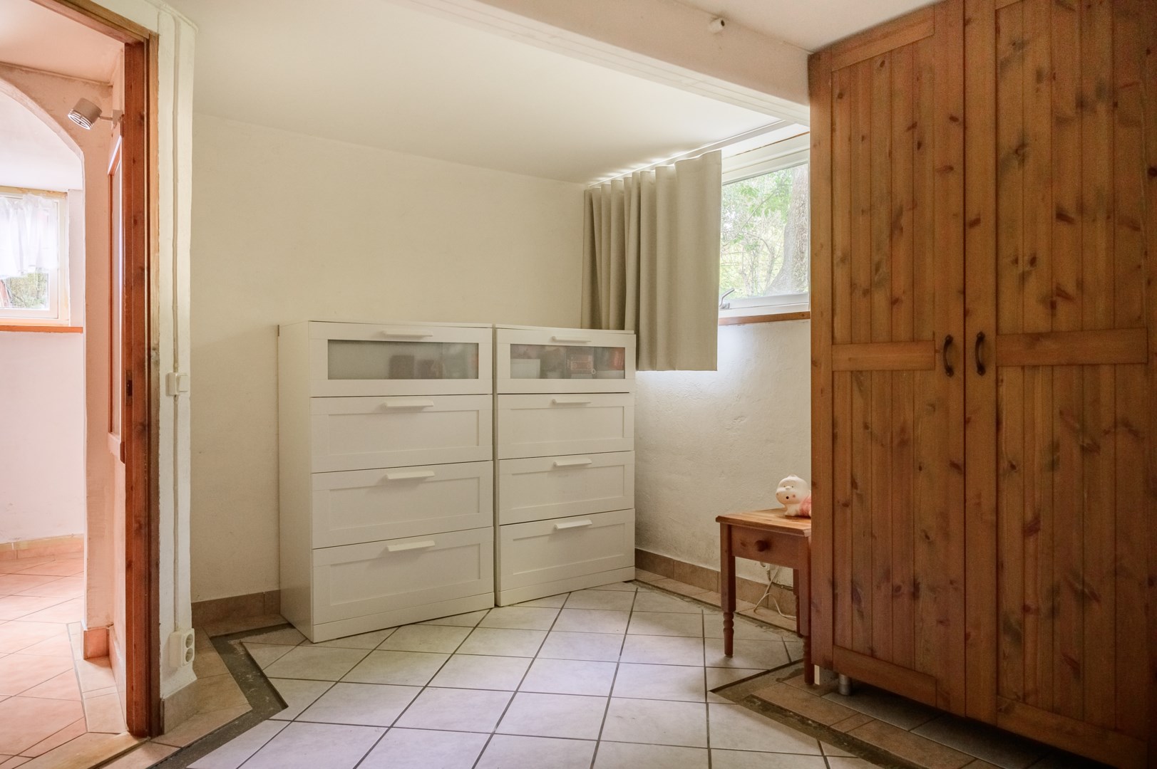 Rum / sovrum i anslutning till groventrén.