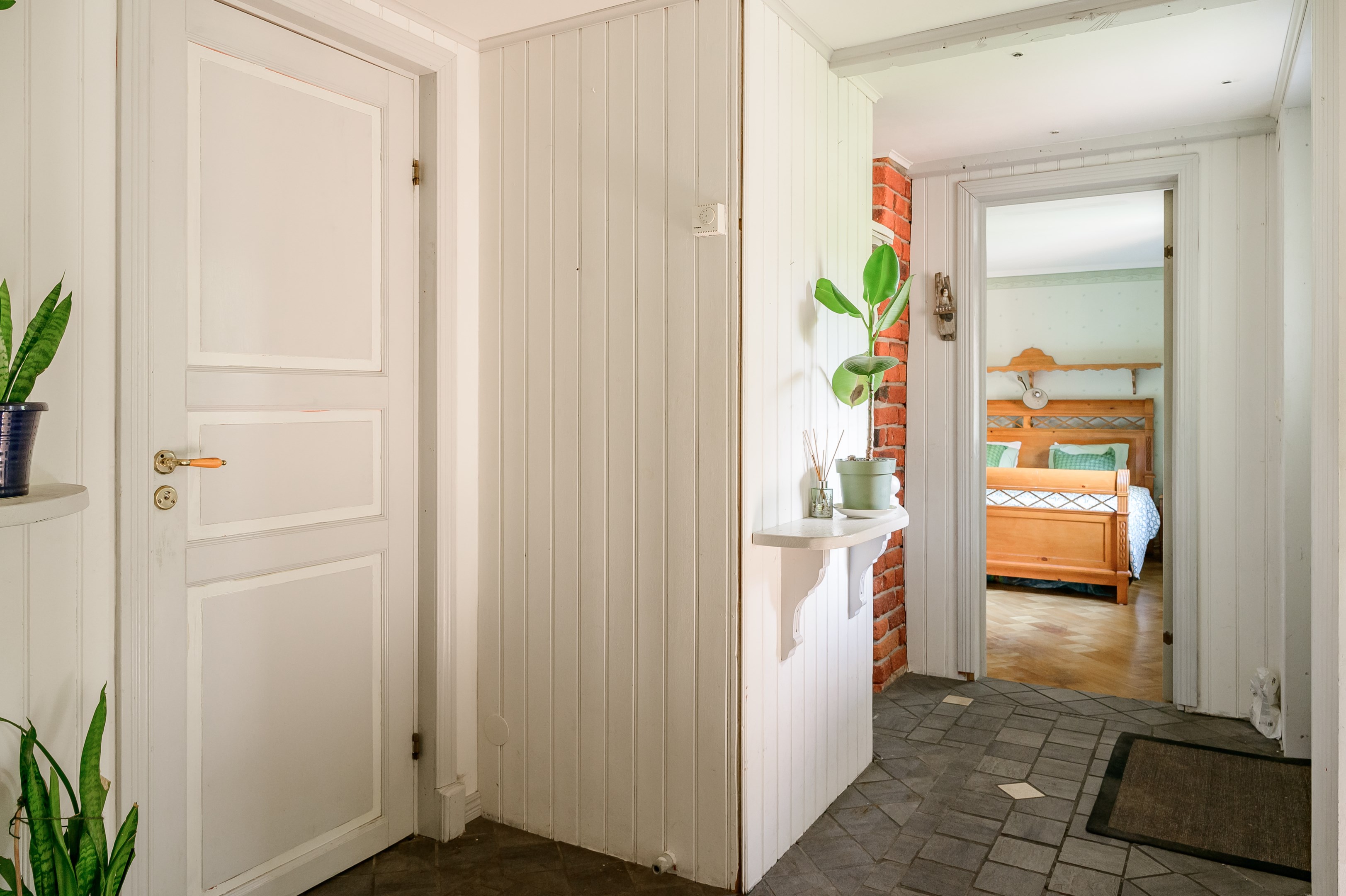 Entréhallen - via dörren nås ett badrum med dusch.