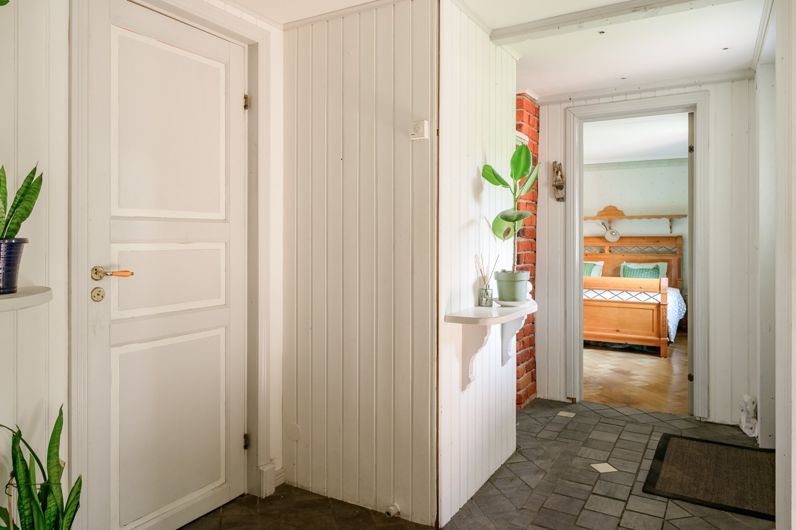 Entréhallen - via dörren nås ett badrum med dusch.