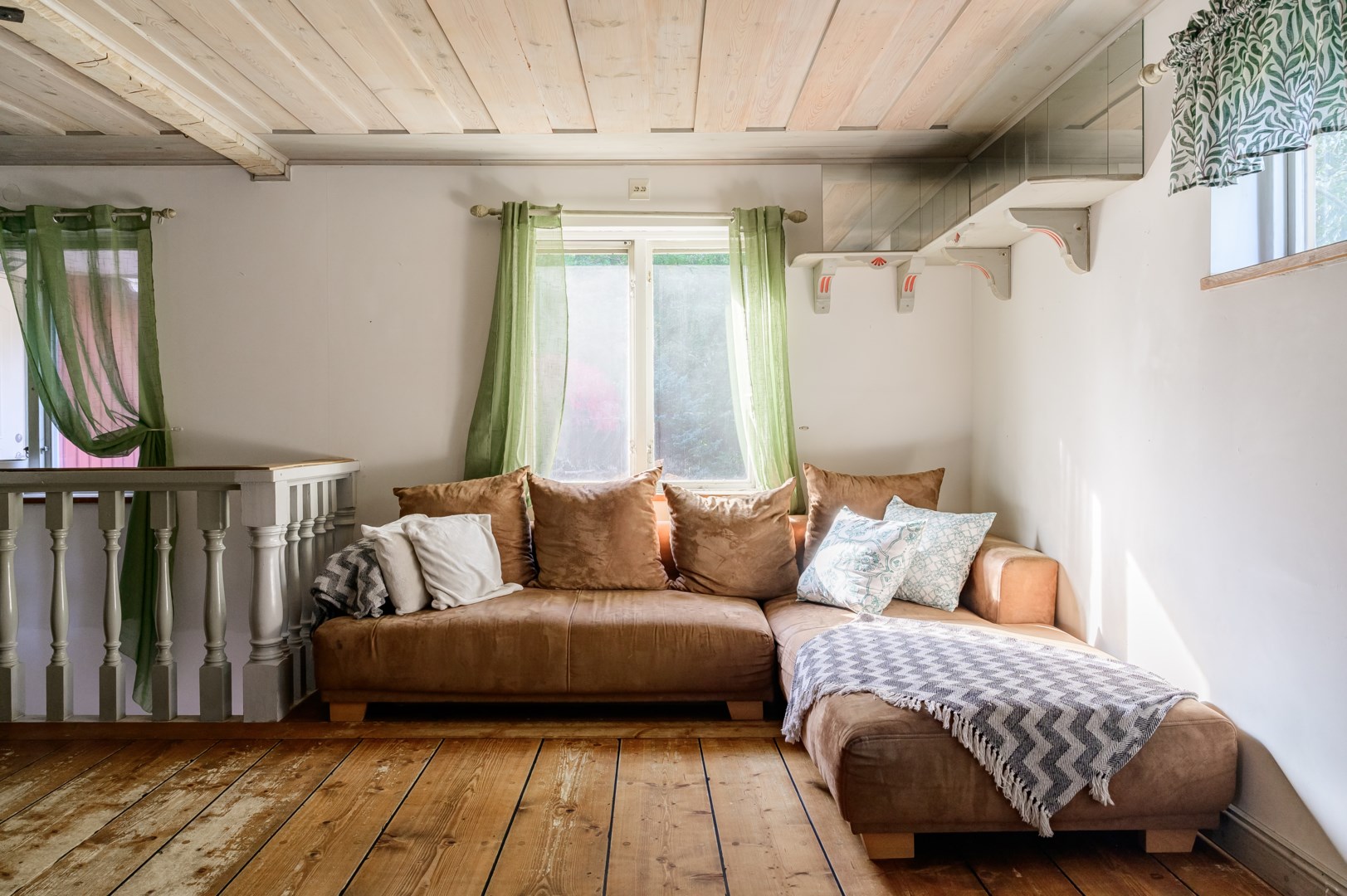 Vardsrumsdel med plats för soffa och övrigt möblemang.