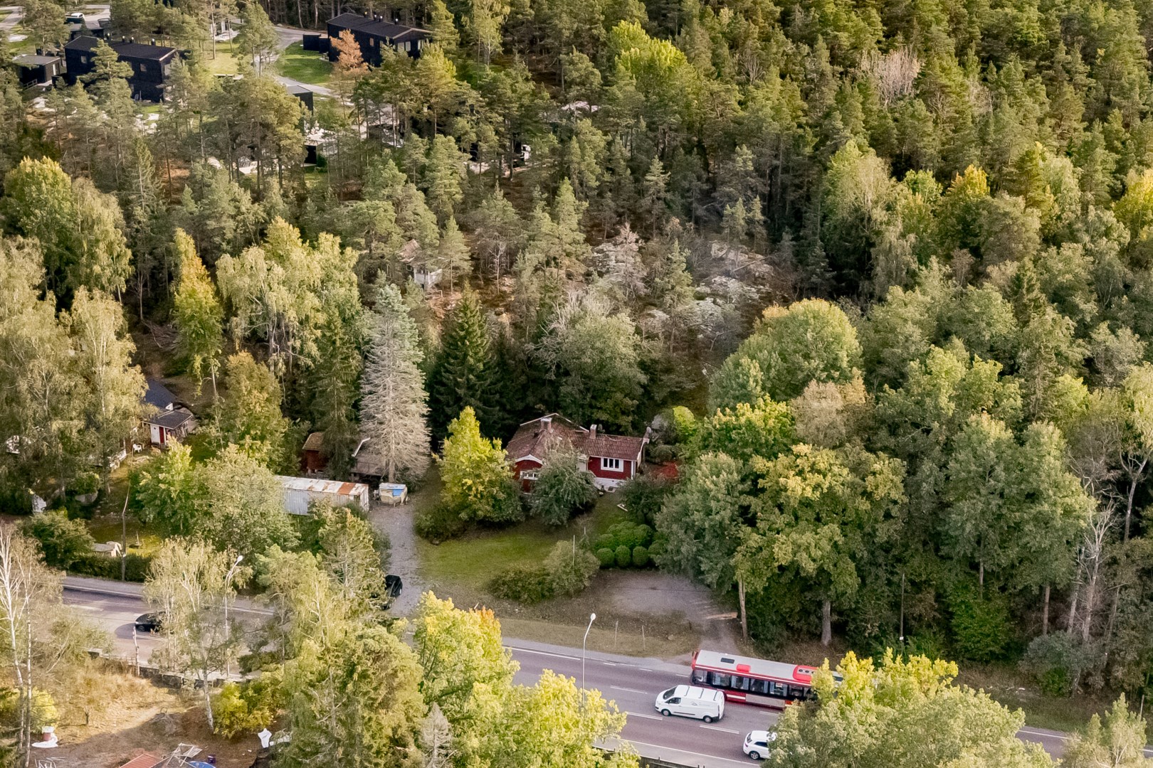 Fastigheten i vinkel från Skärgårdsvägen i norr.
