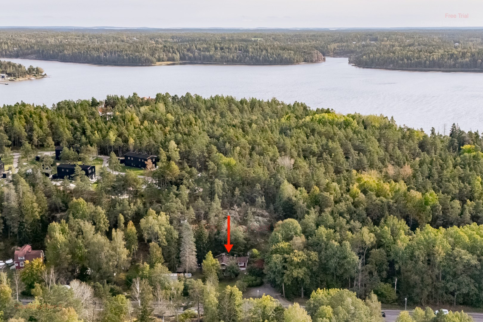 Fastigheten gränsar till fina strövområden och har närhet till Grisslingen.