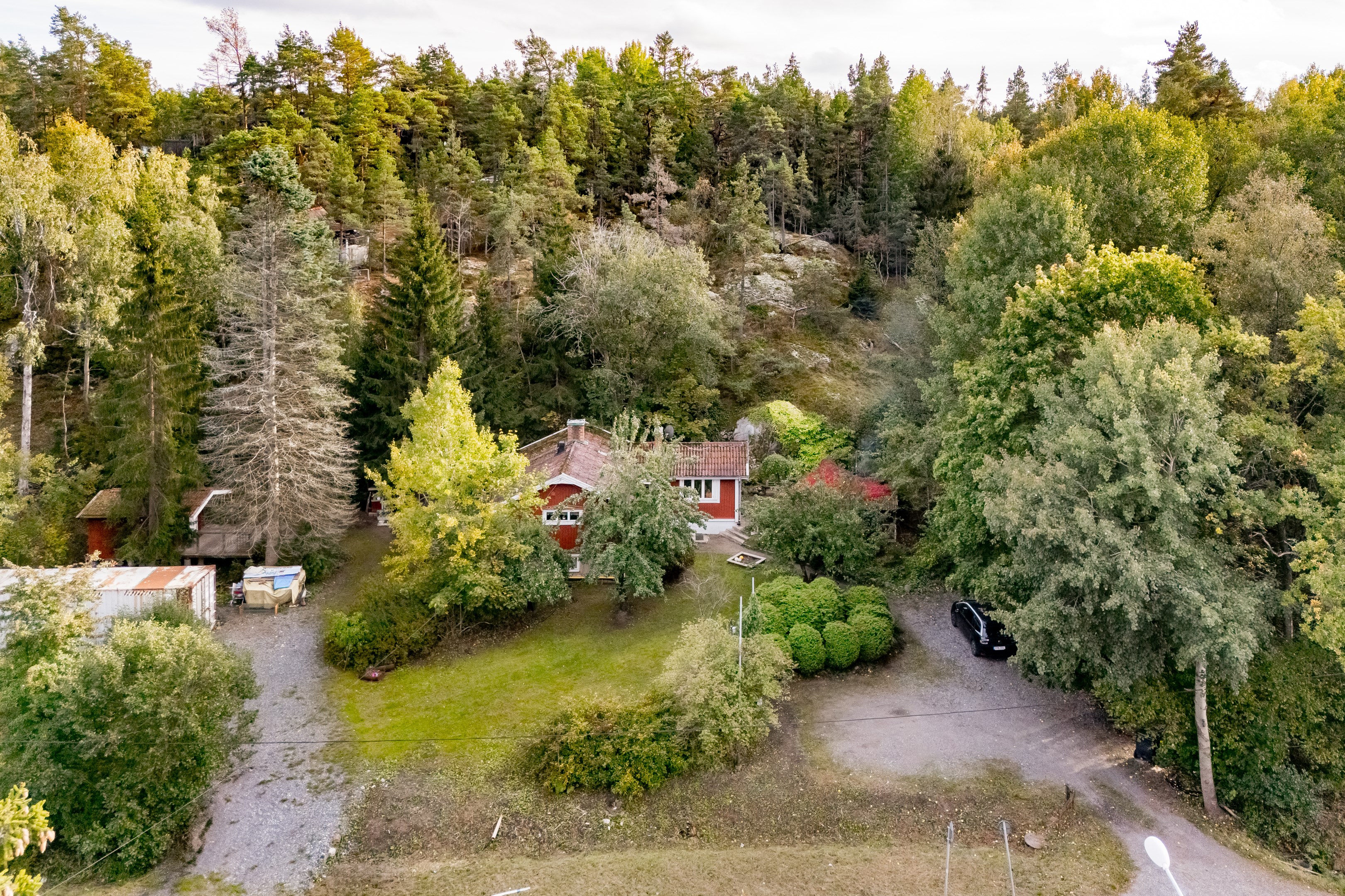 Fastigheten i vinkel från Skärgårdsvägen i norr.