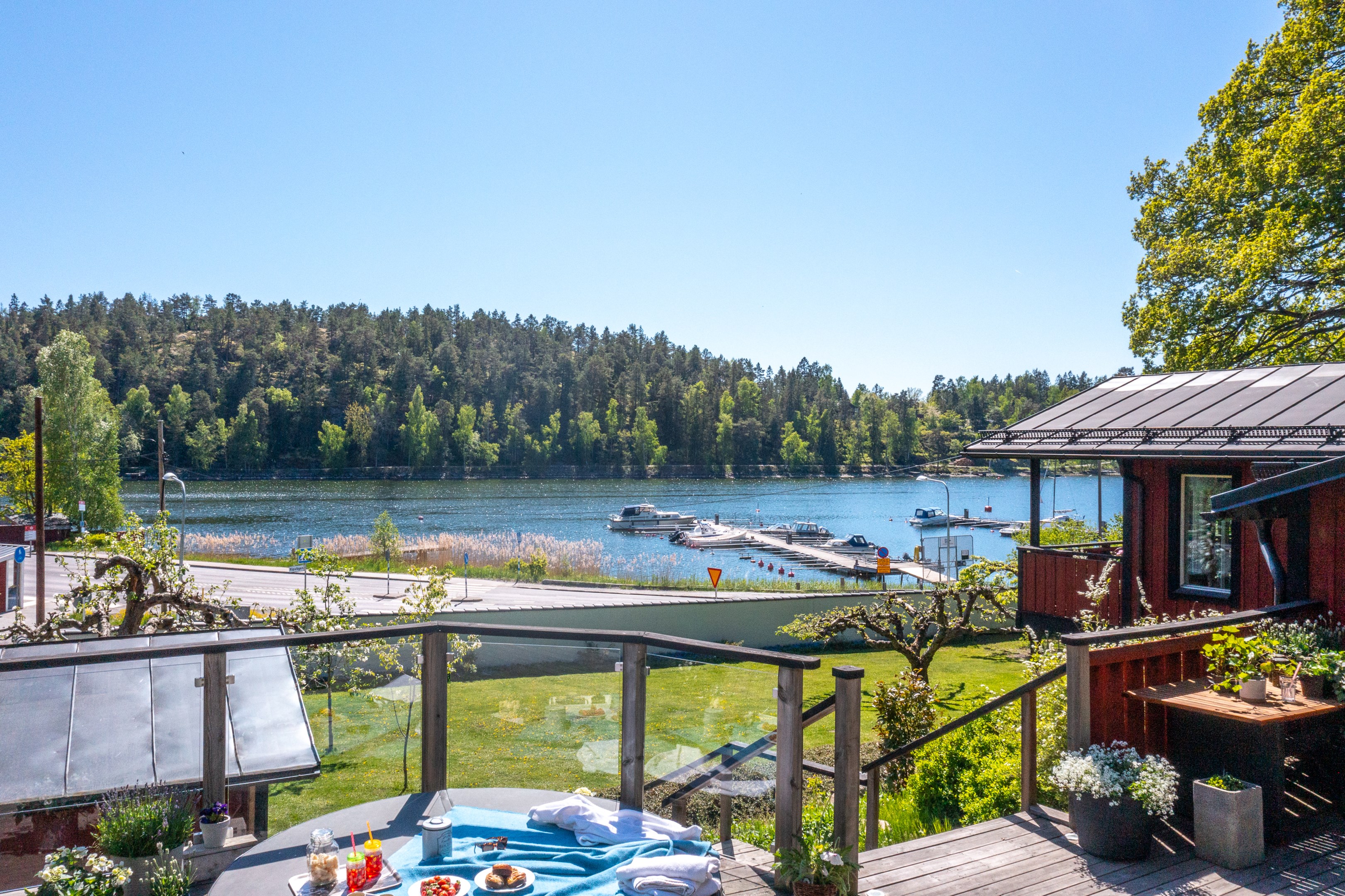 Sjönära villa med gästhus nära Strömma Kanal