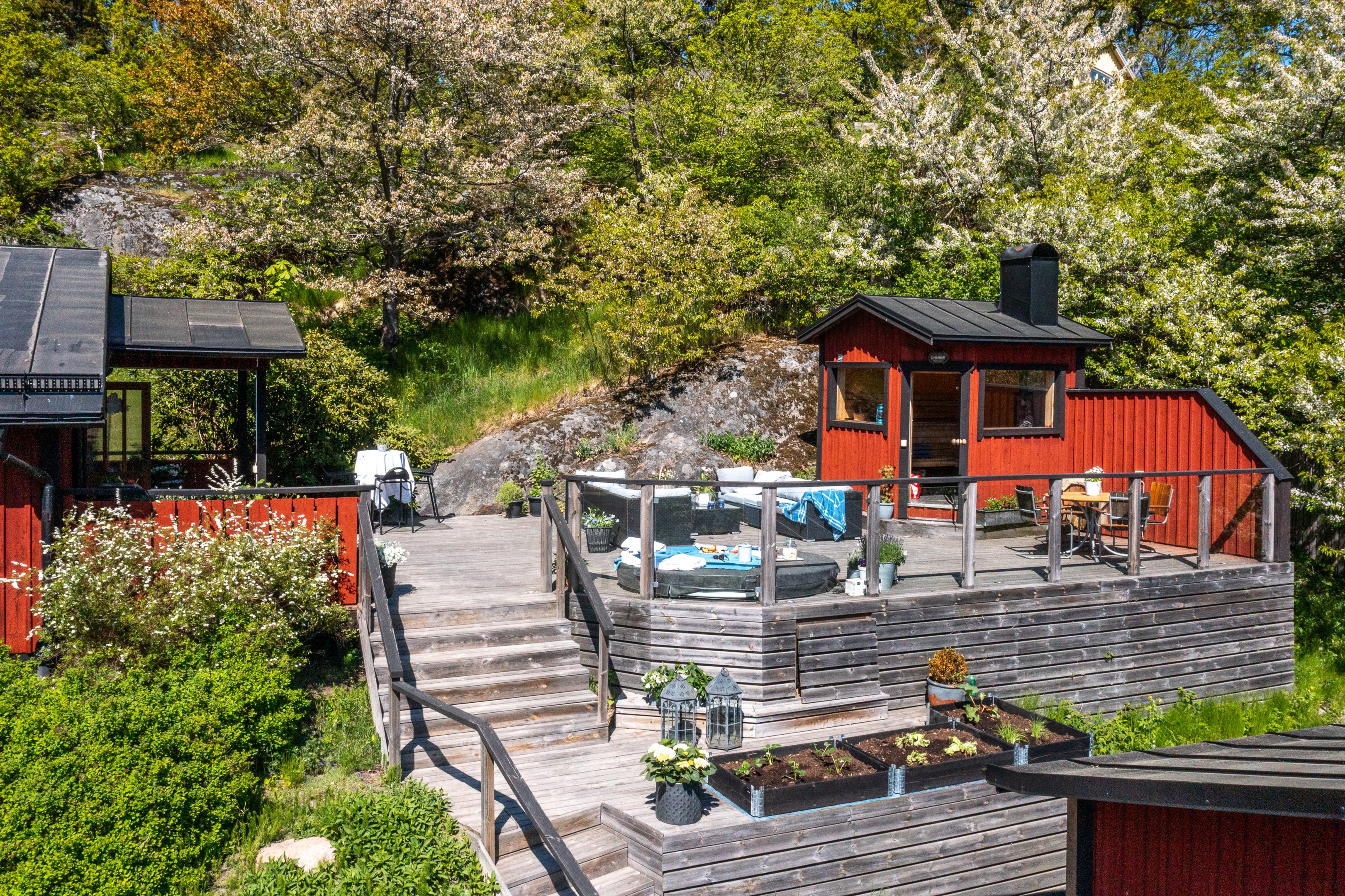 Generös terrass med spabad och bastu i solsäkert läge