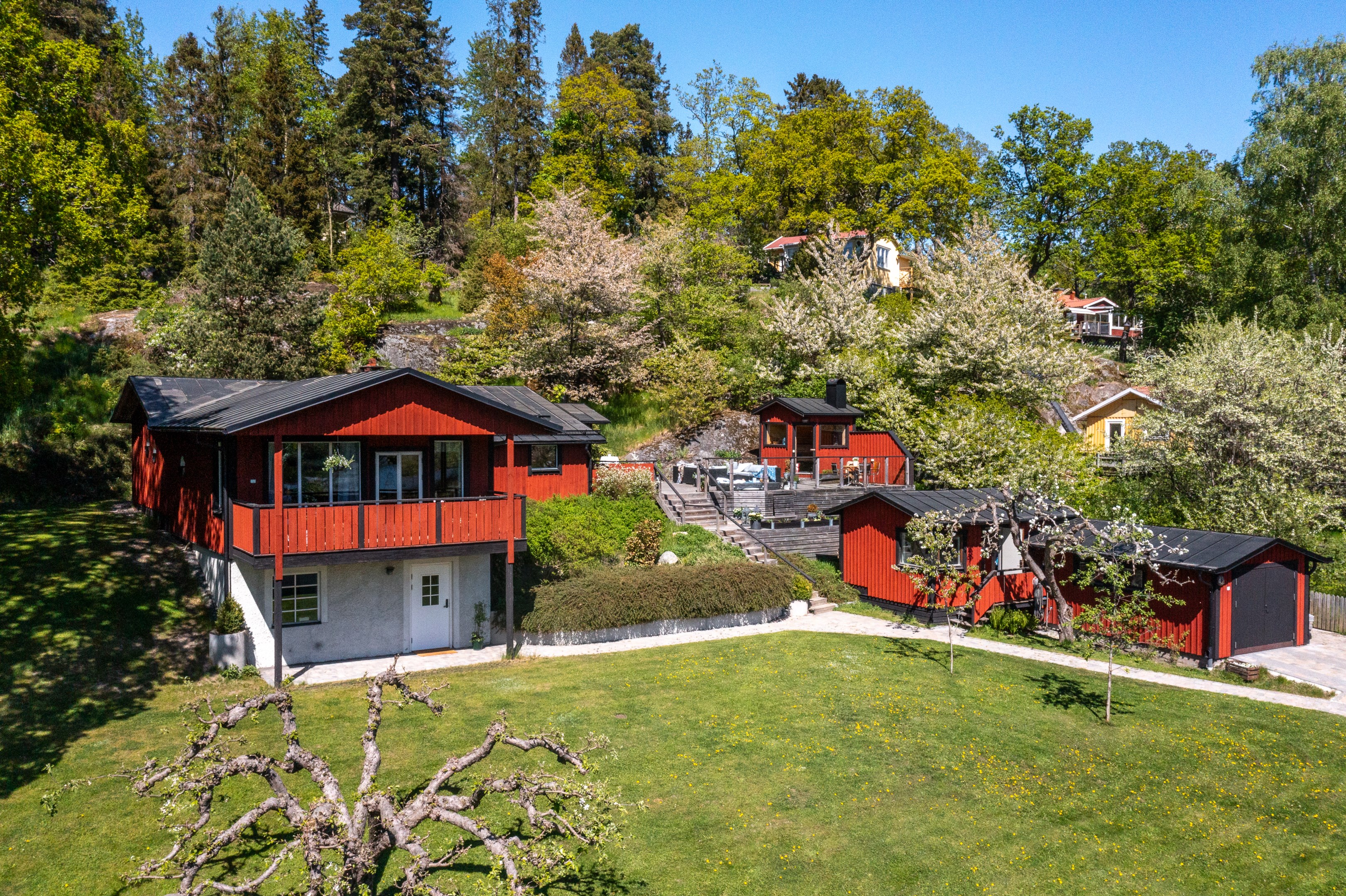 Hus och terrass har ett avskilt läge med anslutande trädgård i söder