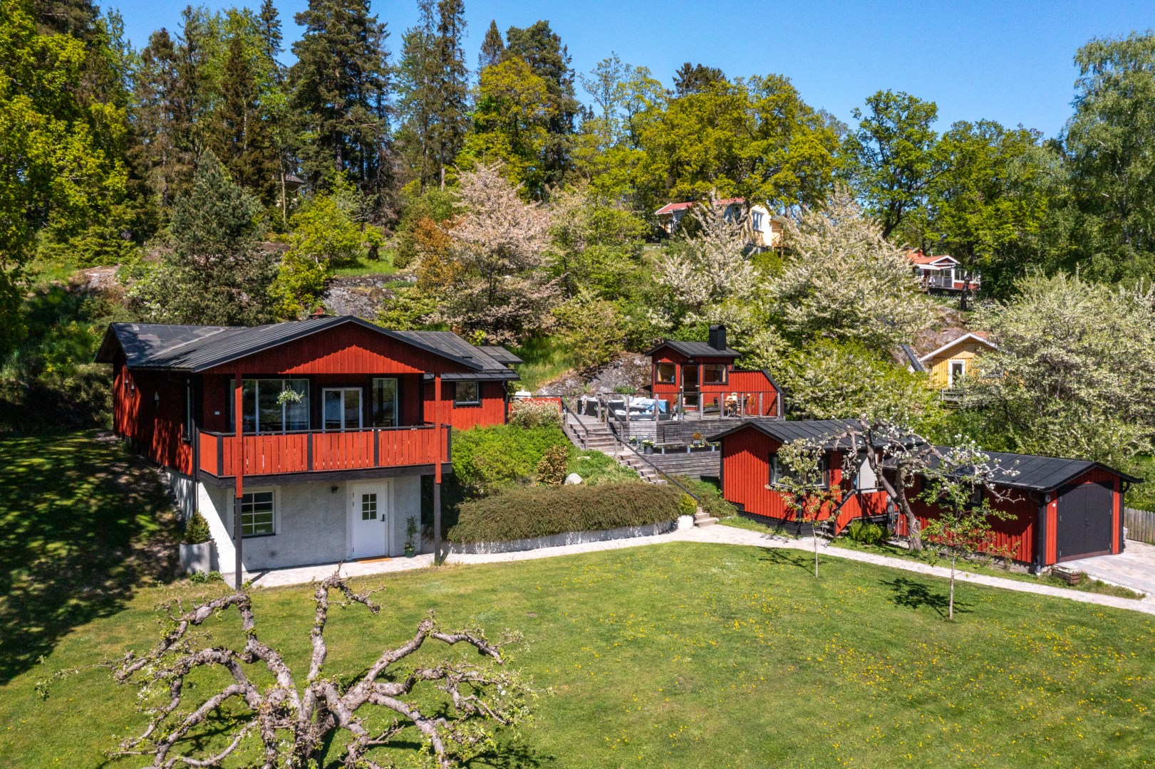 Hus och terrass har ett avskilt läge med anslutande trädgård i söder