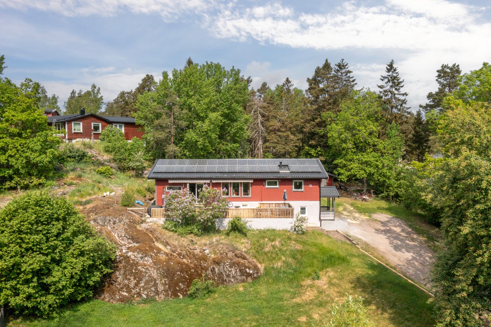 Huset i vinkel från vägen i sydöst