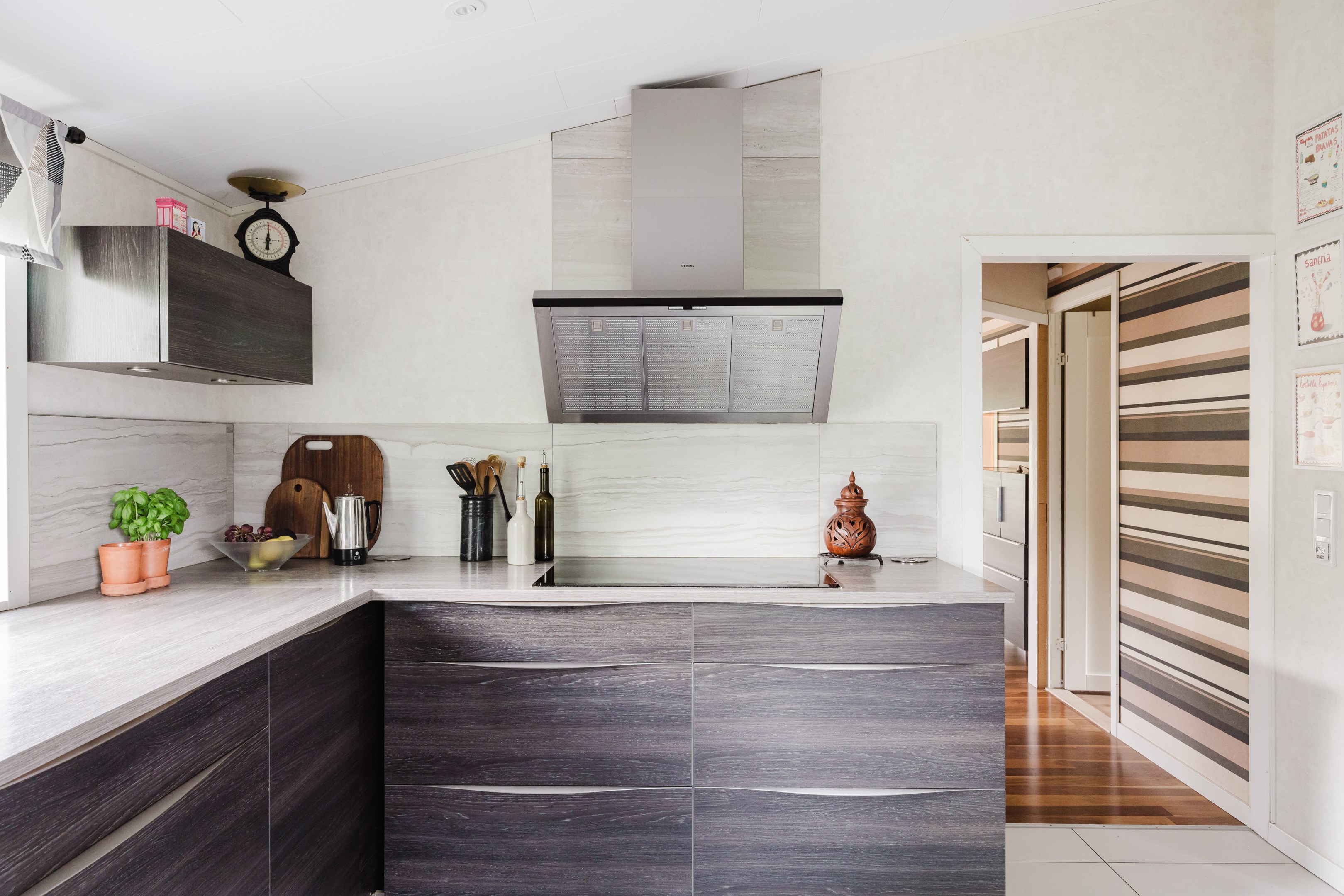 Köket i vinkel mot matplats och vardagsrum