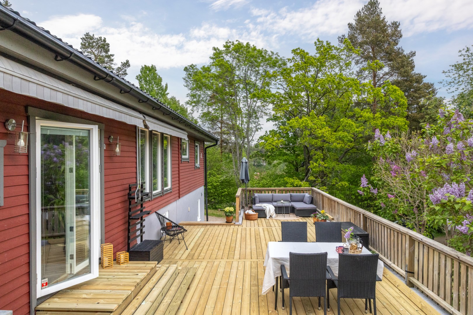 Högt fritt läge med utsikt över grannskapet