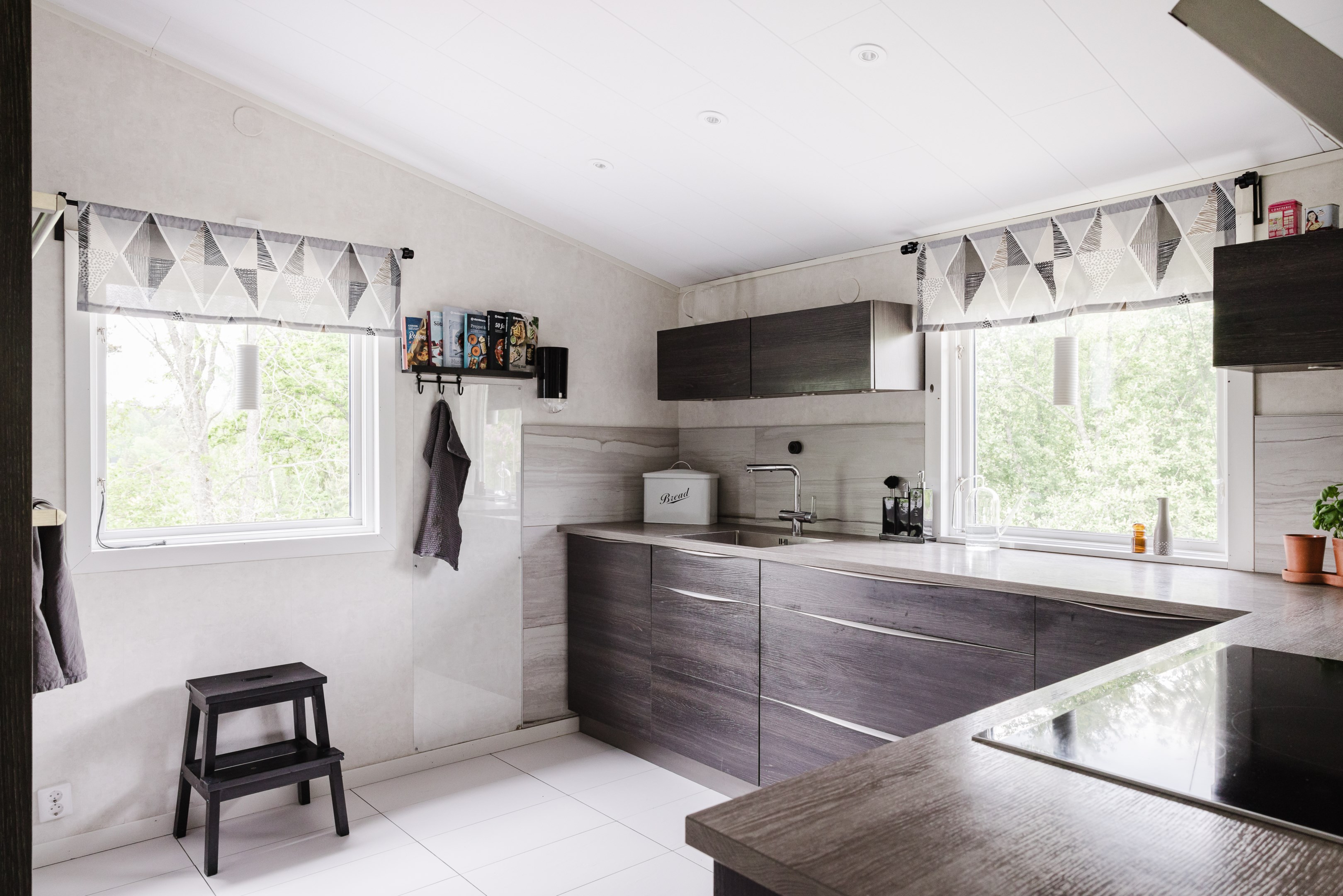 Stilrent kök med rikt ljusinsläpp