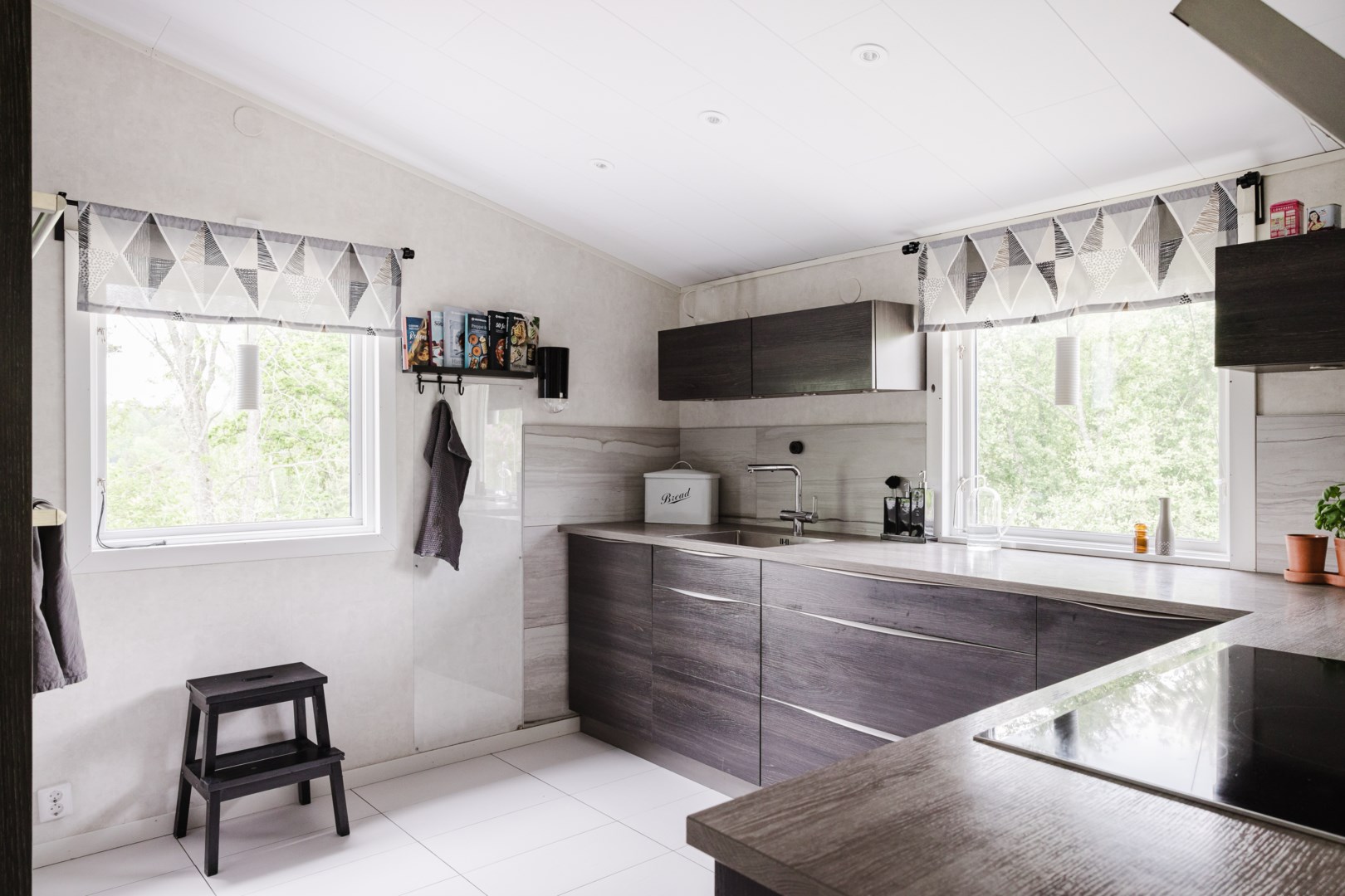 Stilrent kök med rikt ljusinsläpp