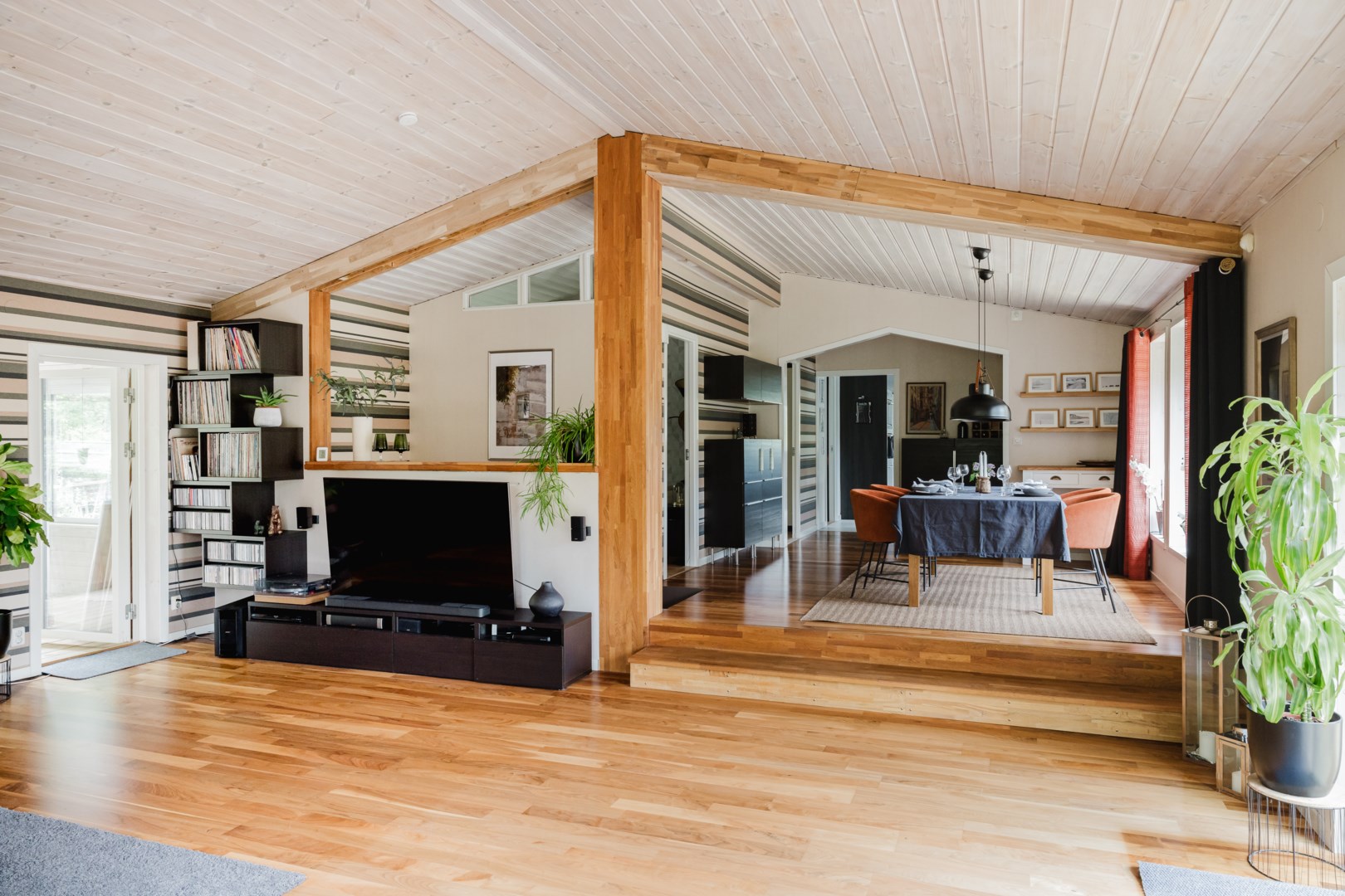 Matplatsen återfinns i fil mellan vardagsrum och kök