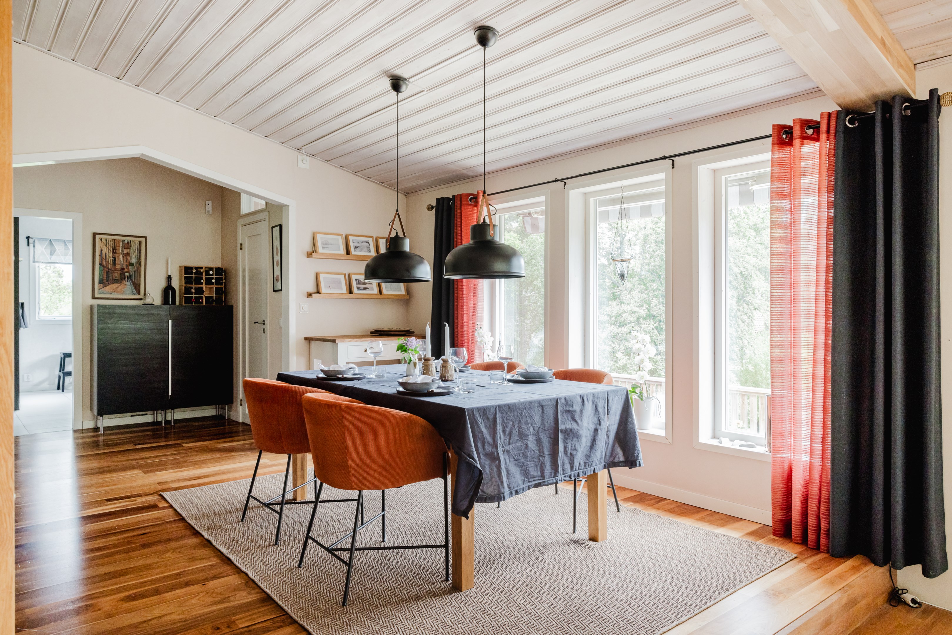 Rikt ljusinsläpp med utsikt över altan och trädgård