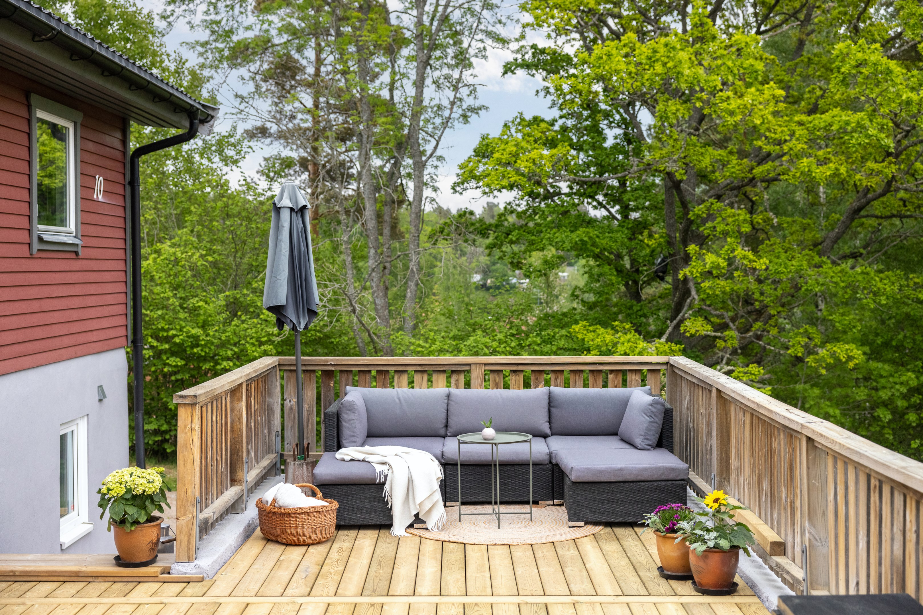 Trappan till vänster förbinder altan med uppfarten