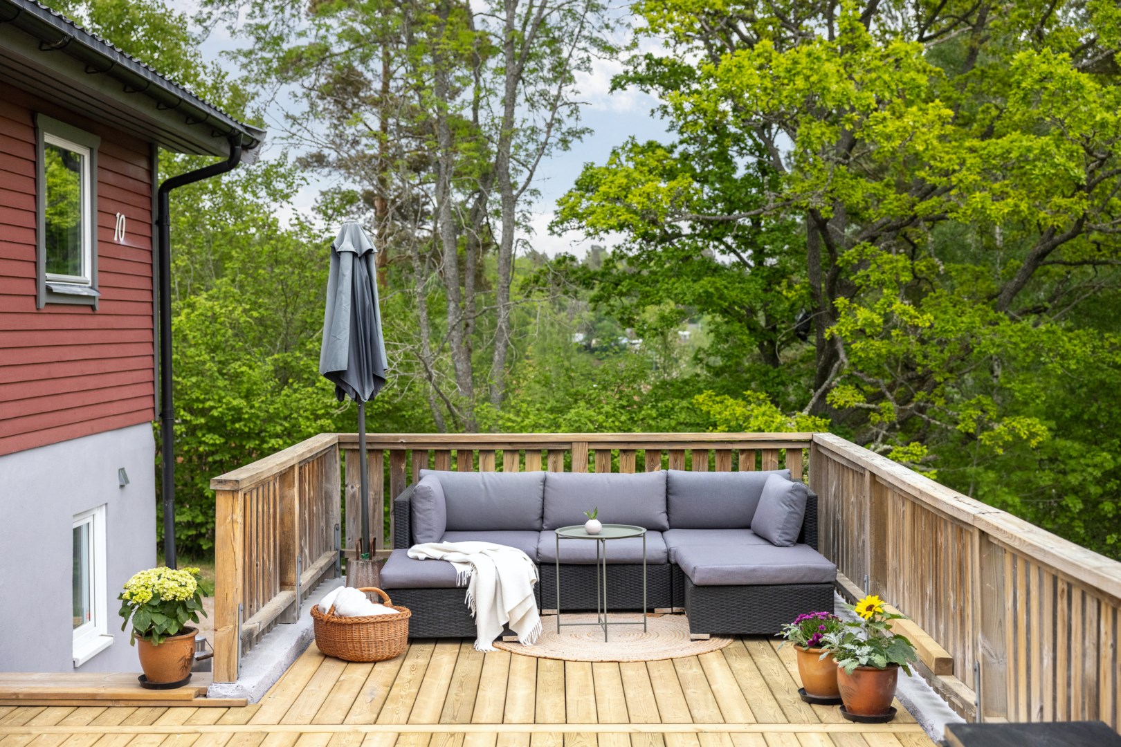 Trappan till vänster förbinder altan med uppfarten