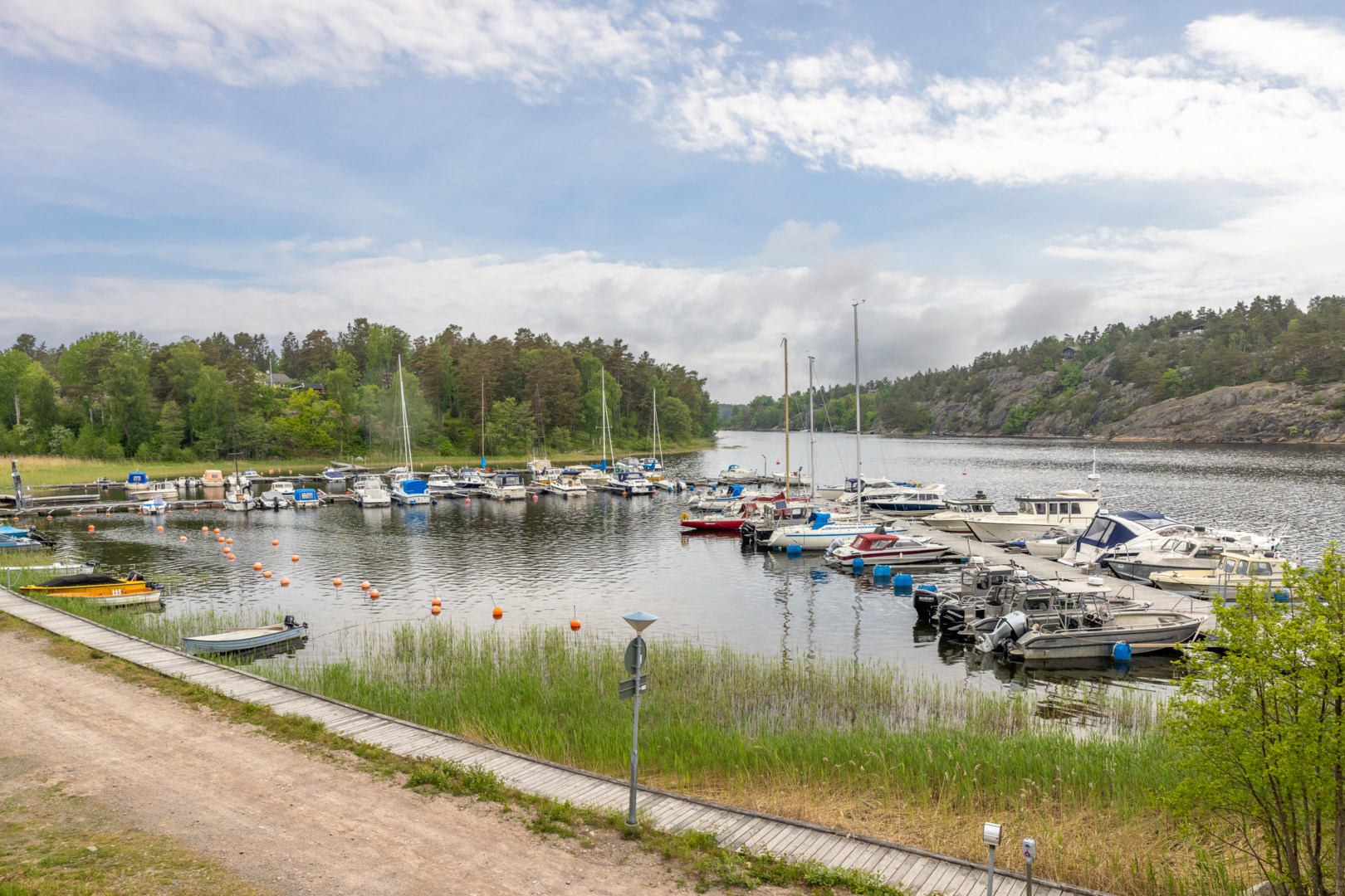 Med fastigheten följer båtplats vid samfällighetens bryggor i Säbyviken