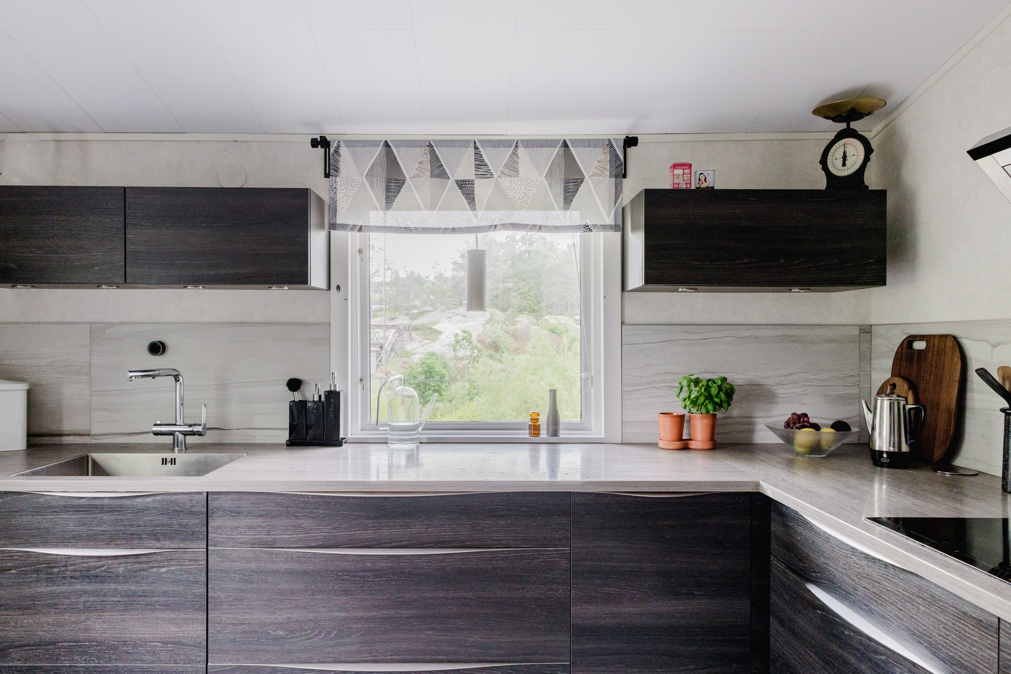 Gott om platsbyggd förvaring inkl hörnskåp med kastrullkarusell