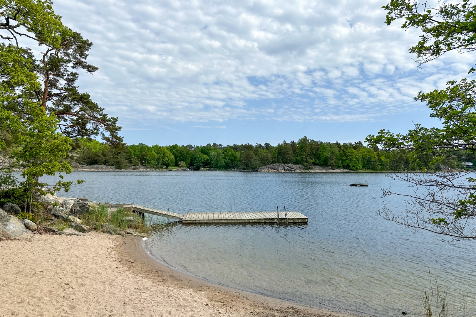 Områdets samfällda badplats utmed Säbyviken